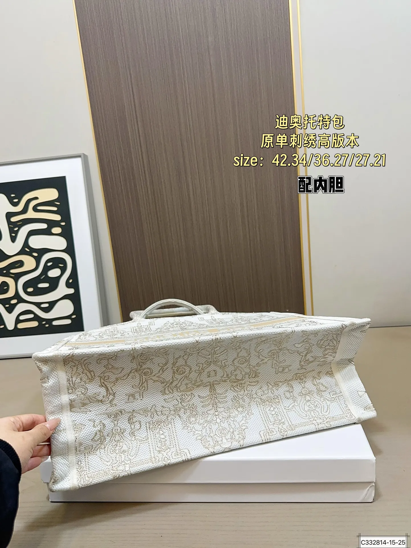 大号💰230 中号💰215 小号💰190 迪奥托特 又是心动 原单刺绣高版本⚠️大号细节图 百搭又高级 不咋挑衣服。随意拎着就能出门 单肩斜挎都可以 春秋搭配大衣,真的绝绝子 酷飒风中又带着随意慵懒 尺寸:大号42 34中号36 27 小号27 21