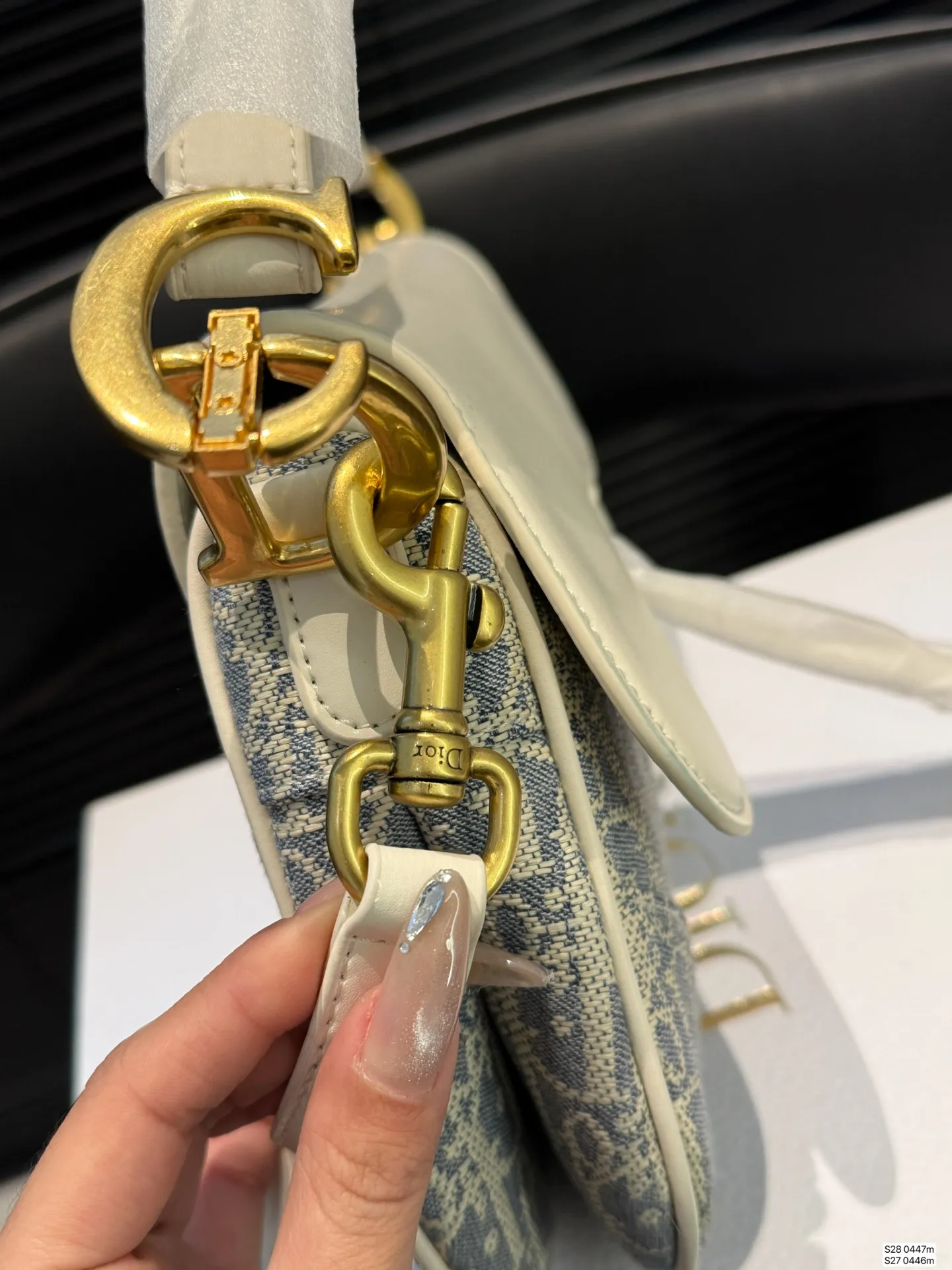 大号P190 小号P185 配飞机盒折叠盒子 迪奥马鞍包dior 颜值很到位 实用性非常好 任何风格都可驾驭 加上又A又飒的感觉风格 尺寸：大号23 21 小号18 16 货号大号0447小号0446