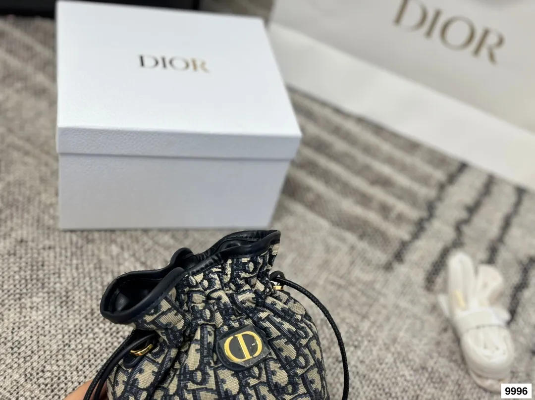 皮p255 布p235配盒 size：17*18cm 迪奥新款小水桶来啦~ 一见发财！ 小福袋的新背法!腋下真的绝了