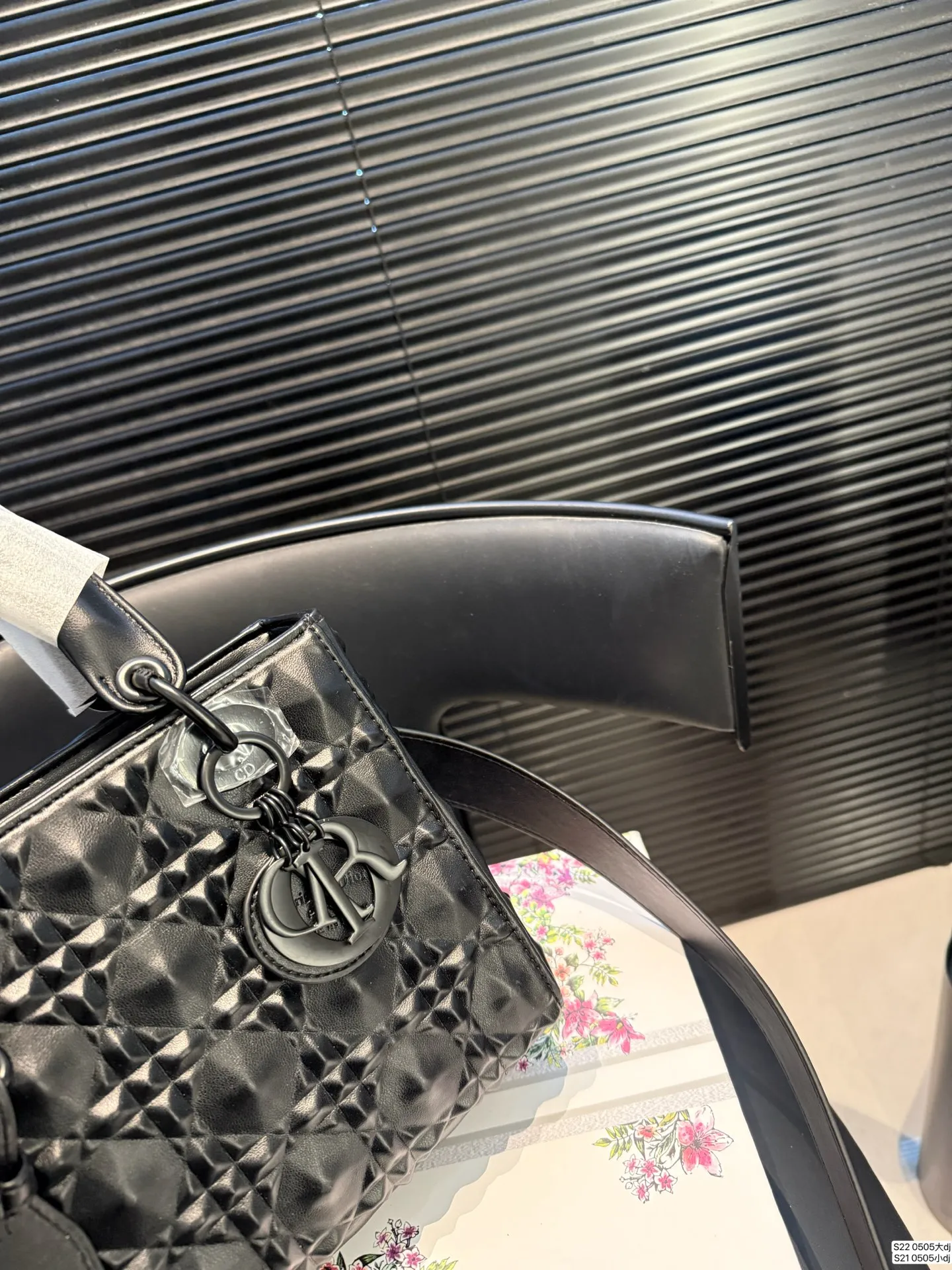 大号P160 小号P155 配折叠盒子 迪奥戴妃包 sDior戴妃包太好看了吧! 优雅指数拉满 搭配简洁风格的衣服整个人气质就上来了 而且容量完全可以满足日常要求 日常聚会逛街都很方便~ 尺寸:大20 18 小16 14 货号0505