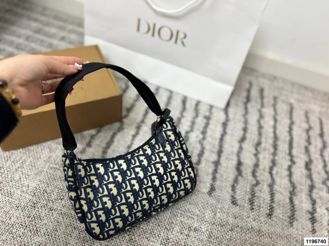 p90 Dior迪奥腋下包 永恒经典 轻便时尚 潮人必备 不仅能够预测时尚趋势，更能够引领时尚潮流 尺寸 22.7.13