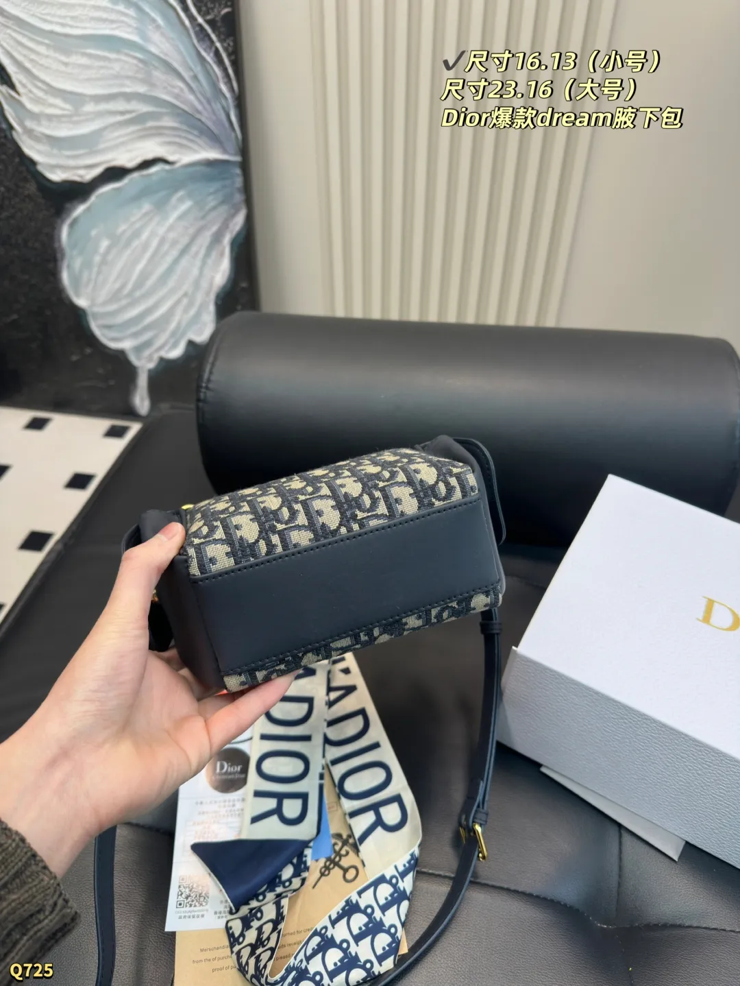 💰145小号尺寸16.13 💰150大号尺寸23.16 迪奥Dior D&minus;Dream秋冬系列腋下包经典老花 D-Dream 秋冬系列，一上线就被美到啦～ 简洁的包形，复古又高级，侧面两个口袋的设计，休闲现代之余又增加了更多实用性，标志性的大菱格，时尚感十足，手提斜挎都可以，自用轻便又方便携带