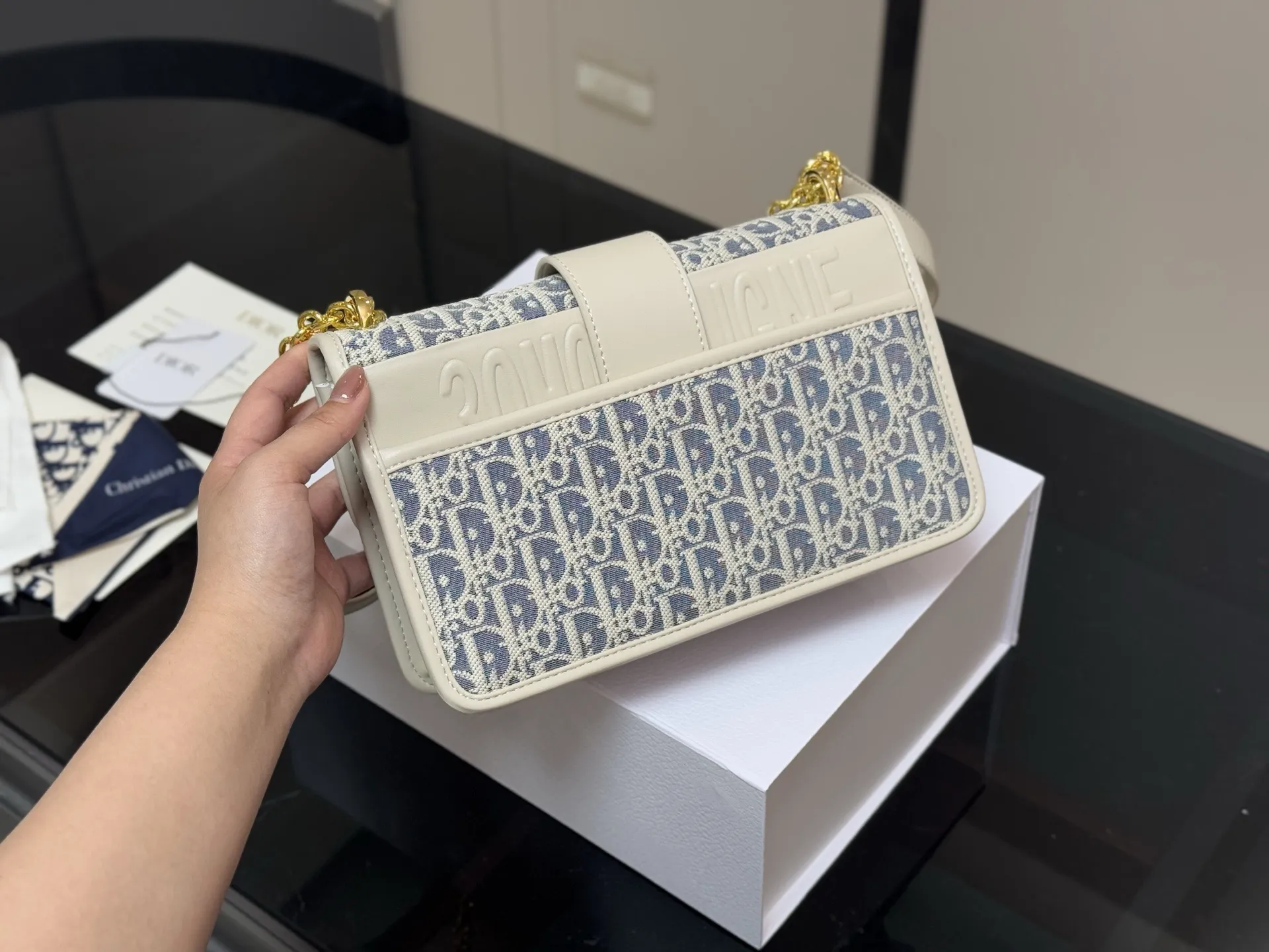 &yen;165 &yen;160 配折叠盒 size：24*20cm 21*15cm 迪奥 蒙田30 刚刚出的现货！ 老花也太好看啦！ 温柔很适合🈴️四季！