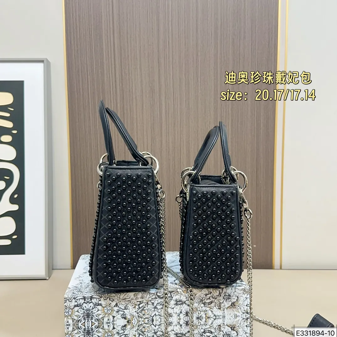 大号💰210 配折叠盒⚠️尺寸20.17 小号💰200 配折叠盒⚠️尺寸17.14 迪奥 珍珠戴妃包 DIOR 这款包不仅优雅，还加入了铆钉设计，瞬间变得个性十足，真是不得了！ 艺术感满满！打破娇贵形象的设计，甜美又酷炫，简直绝了！