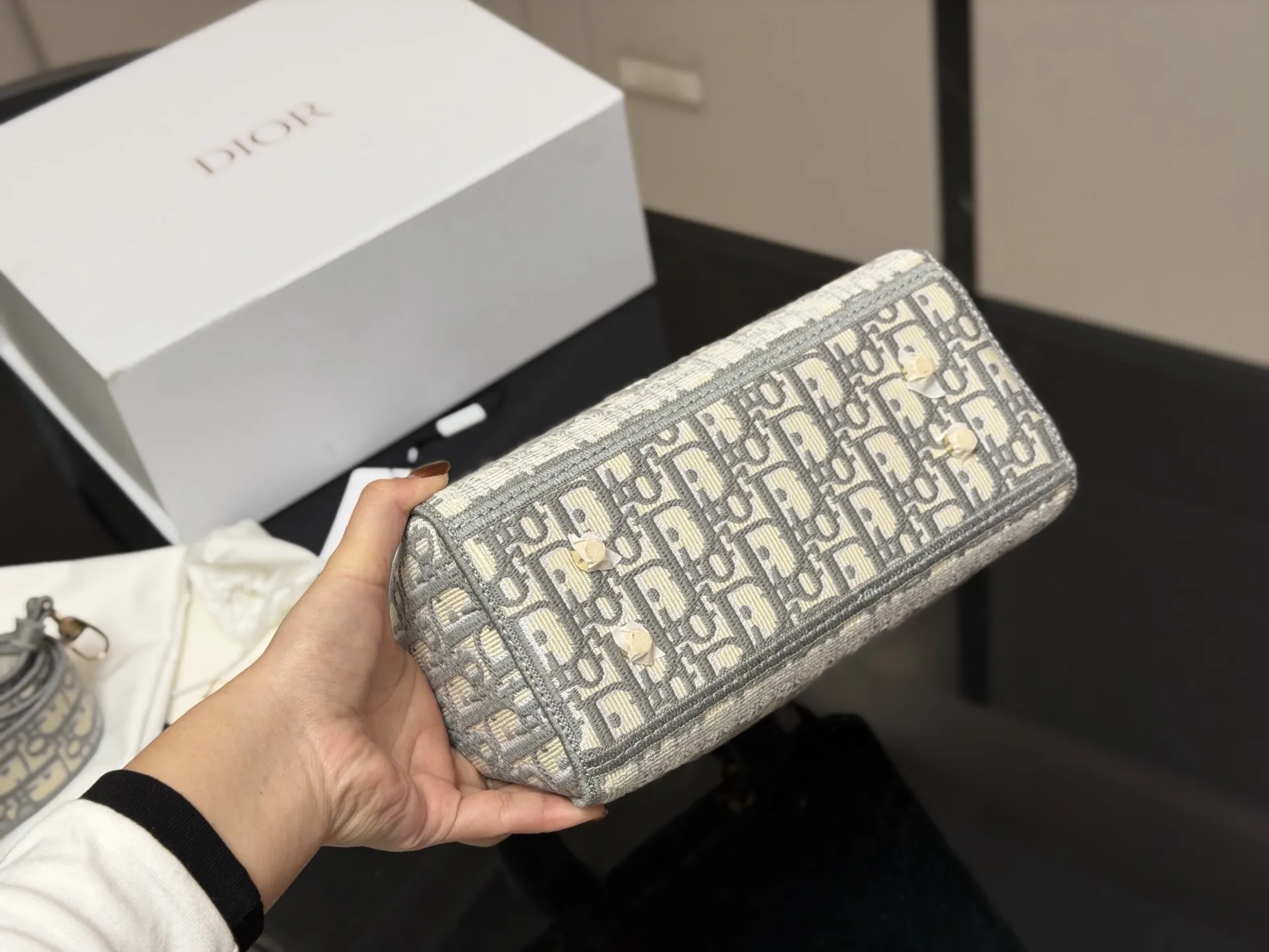 ¥295 配折叠盒 size:24*20cm 迪奥 刺绣戴妃包 现代休闲且优雅 刺绣宽肩带 特别!特别!!!