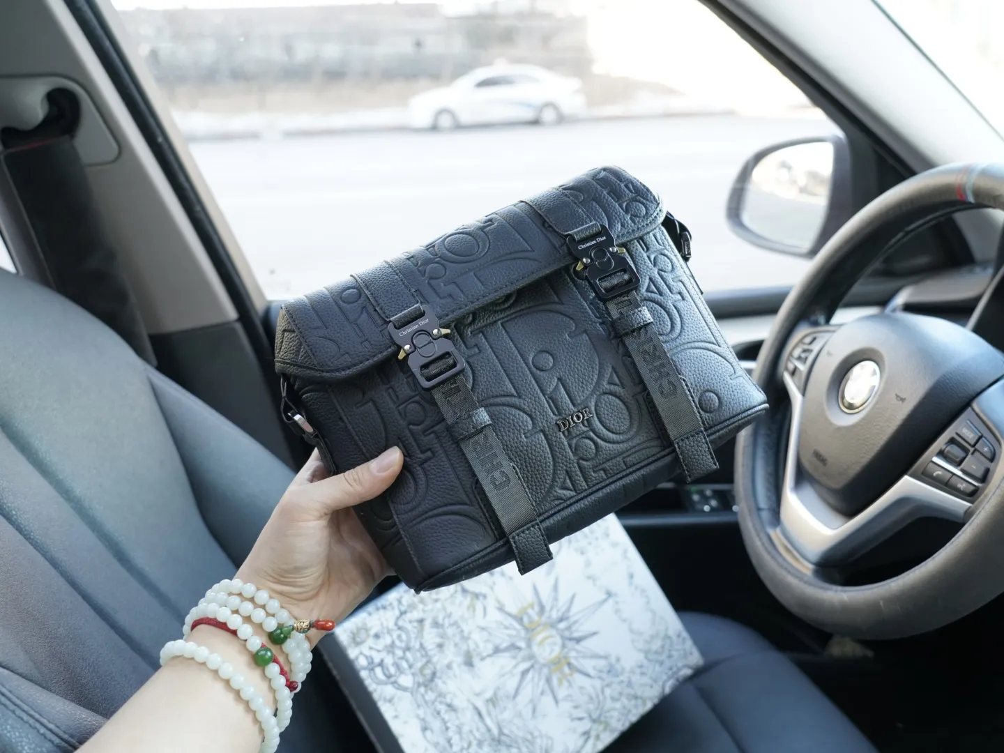 P160 🇫🇷 Dior 迪奥 官网同步 高版本 斜挎单肩背包 永恒不过时的标志性产品 纯原单牛皮 顶级五金制作 非市面普通版本 贸易公司订单货 全部实拍 实用性非常高 完全不用担心穿搭 配全套包装折叠盒【规格：25x19x8】