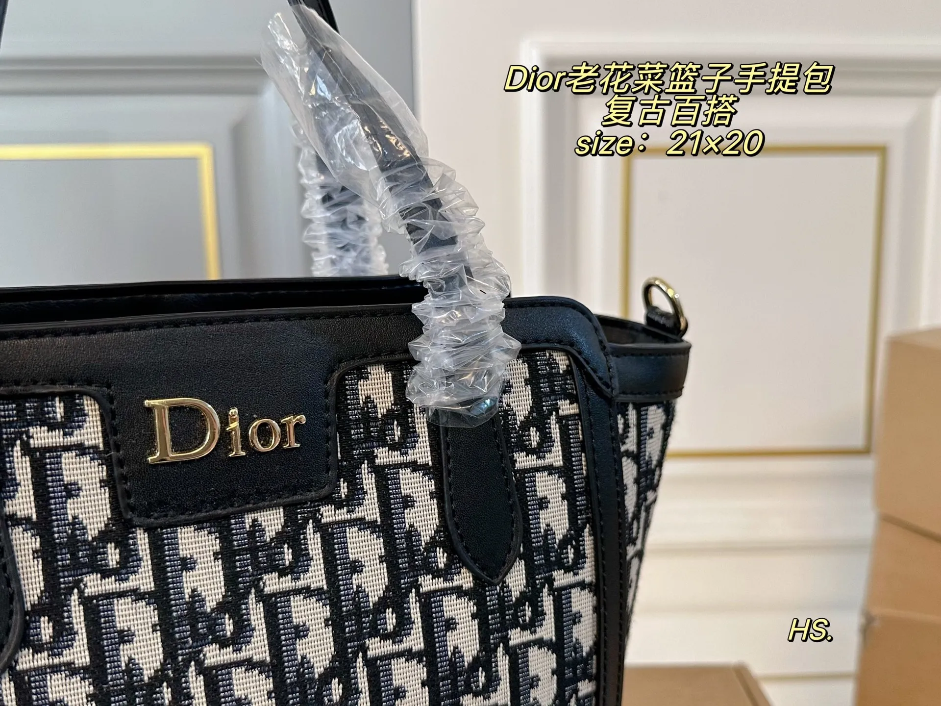 P115(无盒) size:21×20 DIOR迪奥新款老花菜篮子手提包❤️ 全面包身布满精致刺绣~ 立体的全刺绣具有纹理感~ 浮雕效果细腻美观,辨识度高! 复古风满满,精致又耐看❗️
