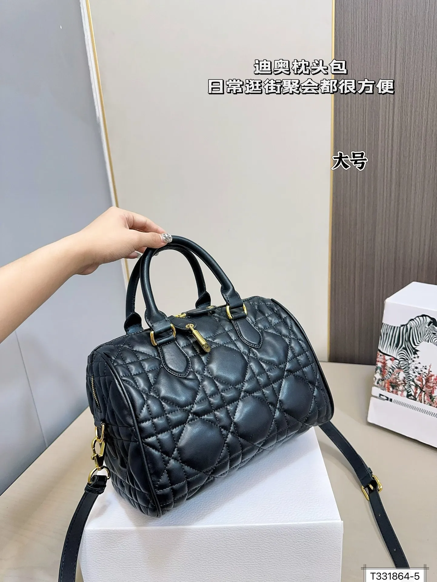 💰180/175 全套包装 迪奥枕头 时尚达人的心头好枕头包大家都知道 能装,耐造~ 最近最火热度最高的一定是dior groove当之无愧了吧! 推荐五颗日常出门容量绰绰有余! 尺寸:25 20/20 15