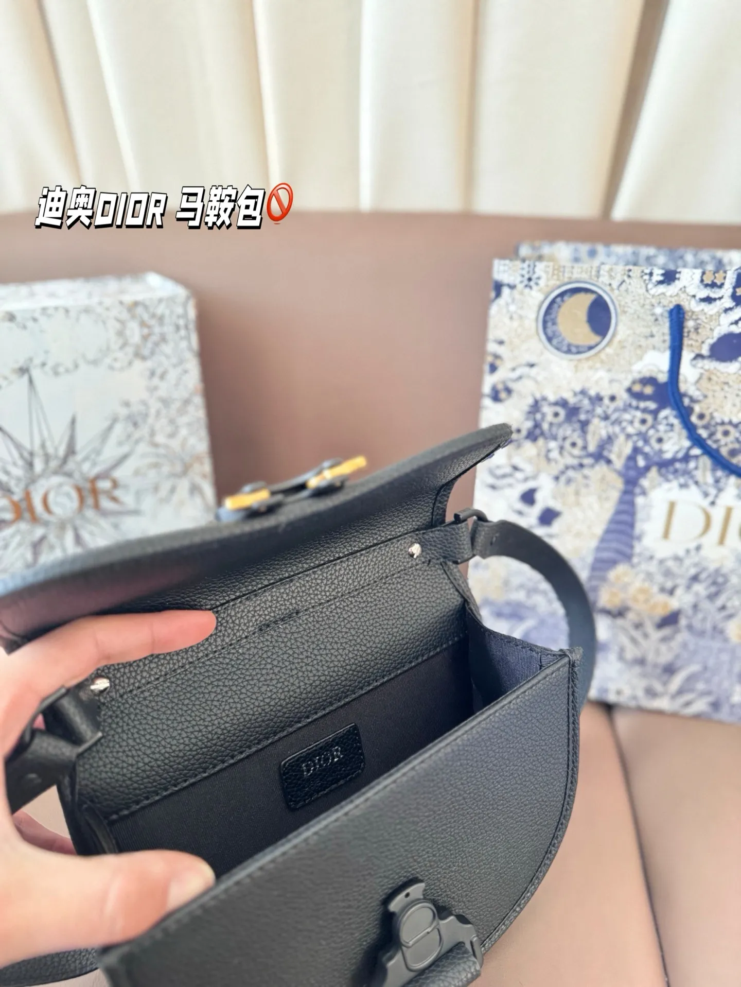 P150 配礼盒🎁. 迪奥DIOR 马鞍包 日常休闲又不失精致 半圆形可可爱爱 肩带也超好调整 可以背成hobo 包袋自重很轻 设计简洁低调 被迪丽热巴种草 越看越喜欢 尺寸：21*17