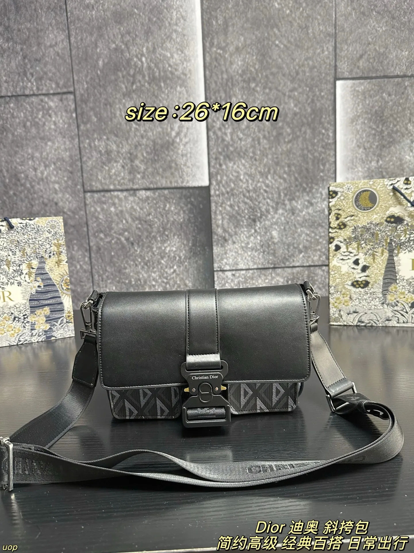 P165配盒 Dior 迪奥 斜挎包 这款 Dio*r Hit the Road 手袋搭配肩带,是本季新品,将现代风格与 Dio*r 的高订精神融为一体。采用黑色 CD Diamond 图案帆布和光滑牛皮革精心制作,翻盖搭配 Christian Dior 铝扣,宽敞的主隔层和正面双口袋设计,可轻松收纳各种日常用品。款式实用,搭配可调节、可拆卸的肩带,可为各式休闲装扮增添点睛之笔 尺寸:26*16cm