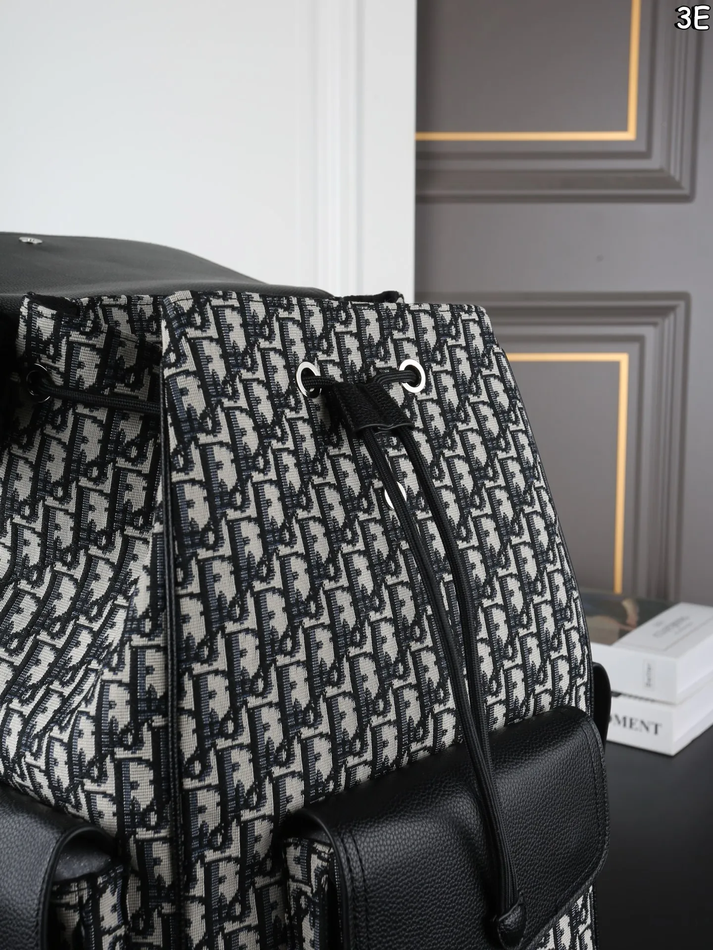 P170 DIOR迪奥 Saddle 老花满印 书包背包双肩包 荔枝纹牛皮拼接，低调奢华质感满分。 翻盖抽绳设计，安全又有细节感。 通勤旅行都很OK!肩带可调节，背部加垫网眼织物，背着舒适不累 。 附防尘袋，实用又时髦! 尺寸：26&times;41