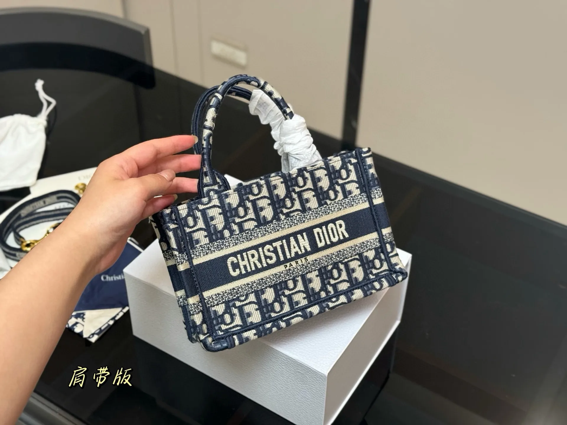 &yen;215 新版配肩带 Dior 原版布提花 Dior book tote今年最喜欢的一款购物袋 tote我用的次数最多的包 迪奥因为容量超级大 不管什么东西都向里面放 当然凹造型也是必须有 尺寸:21.5cm 配盒