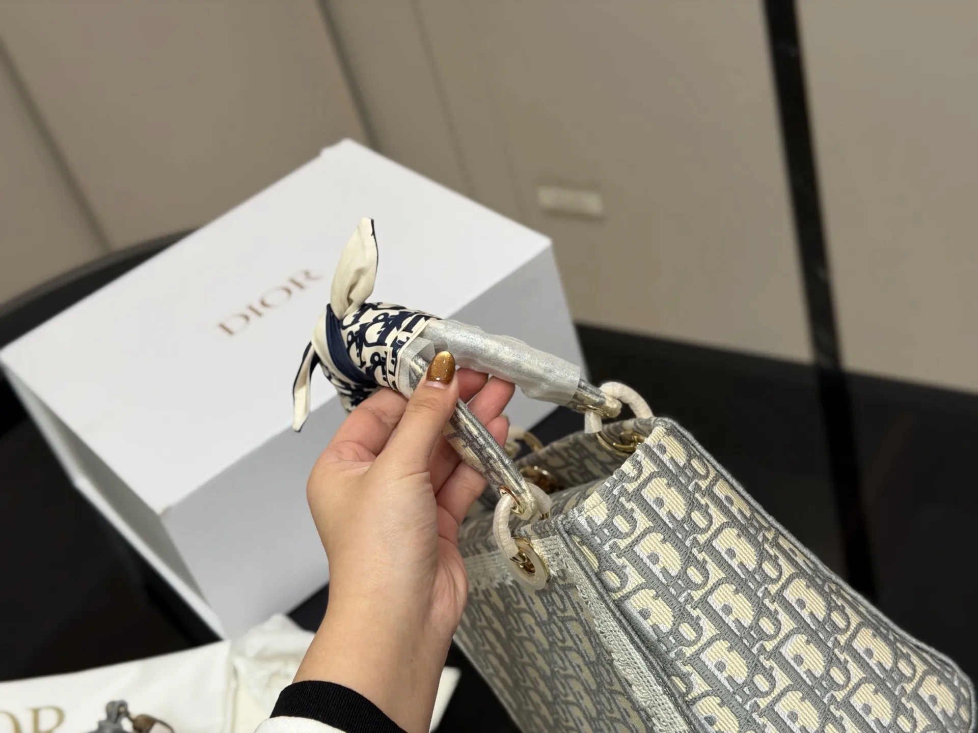 &yen;295 配折叠盒 size：24*20cm 迪奥 刺绣戴妃包 现代休闲且优雅 刺绣宽肩带 特别！特别！！！