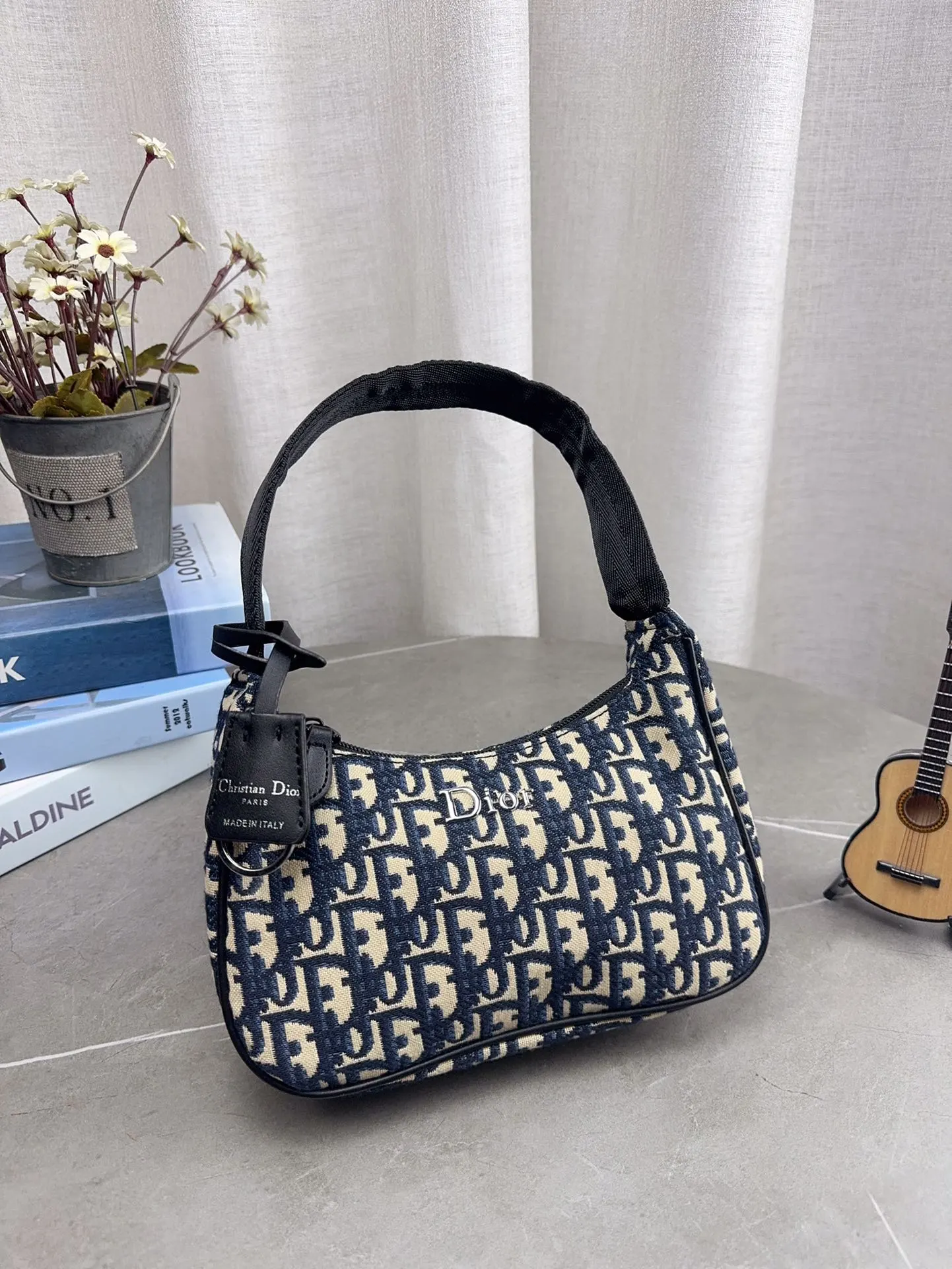 配礼盒包装 DIOR 法棍包 hobo腋下包 迪奥新款全网首发全新上市 这款相比之前的hono带子会更长单肩斜挎更方便啦 最主要没金属链那么重- -万多的迪奥小包很香～ 尺寸22*12cm p85