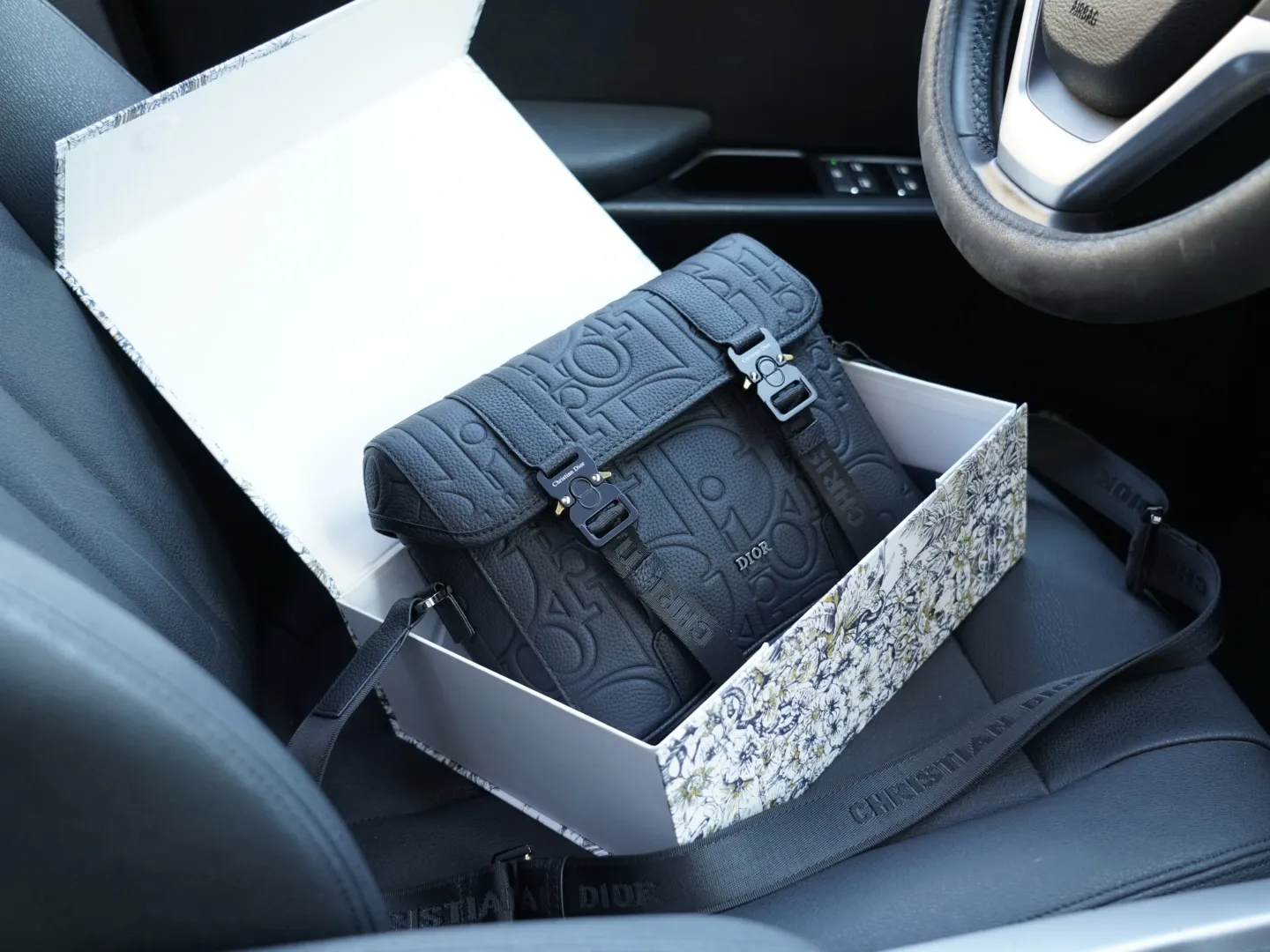 P160 🇫🇷 Dior 迪奥 官网同步 高版本 斜挎单肩背包 永恒不过时的标志性产品 纯原单牛皮 顶级五金制作 非市面普通版本 贸易公司订单货 全部实拍 实用性非常高 完全不用担心穿搭 配全套包装折叠盒【规格：25x19x8】