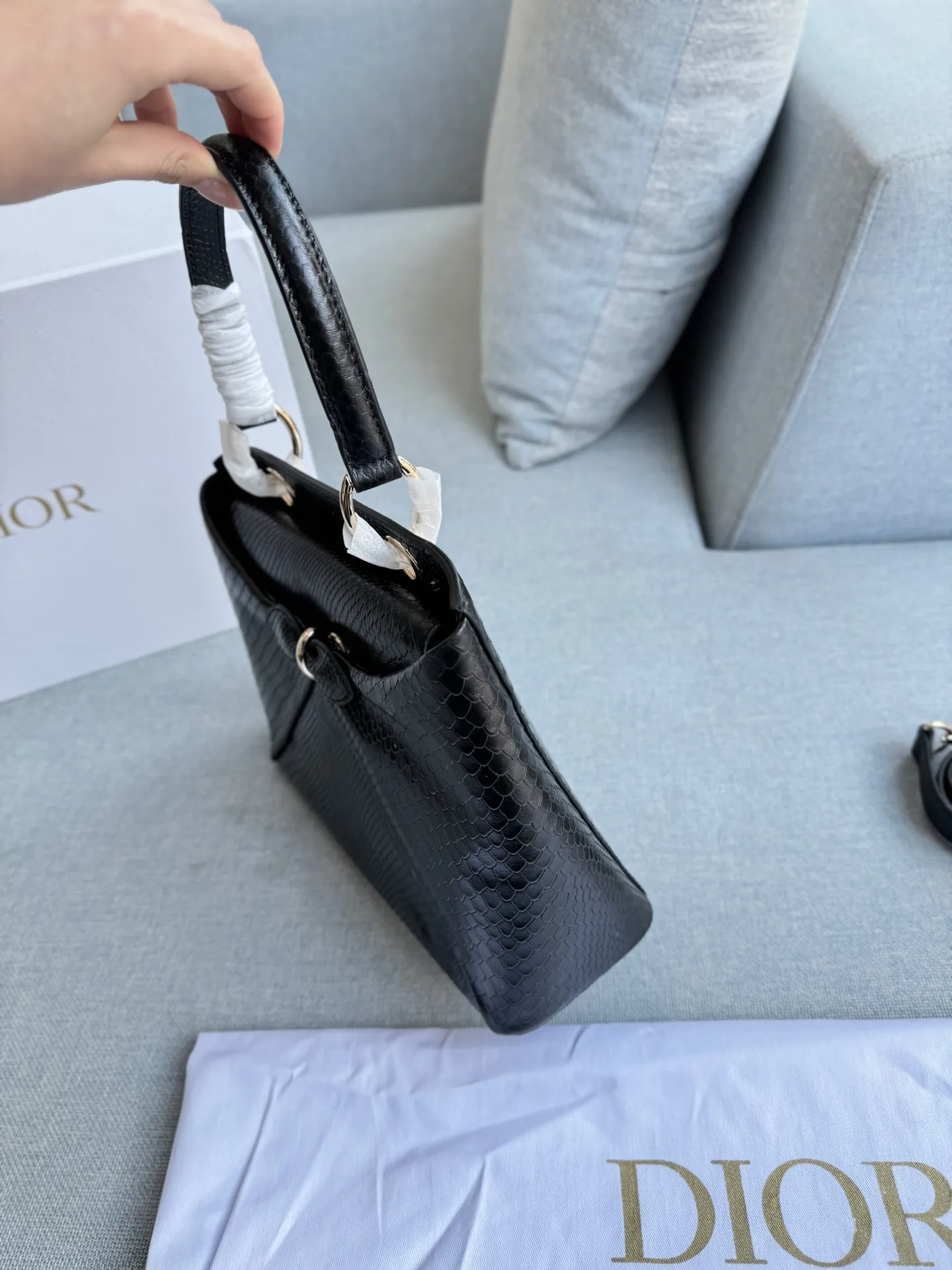 💰300 全套礼盒 size:28×22 DIOR迪奥 蛇纹 蝴蝶结手提包 单肩包 JWA设计焕然一新! 设计感满满的手提包 好喜欢这季的“克拉巴特”领结 采用皮,纹理清晰,质感满分+。 手提或斜挎都很OK,兼具实用与时尚感。