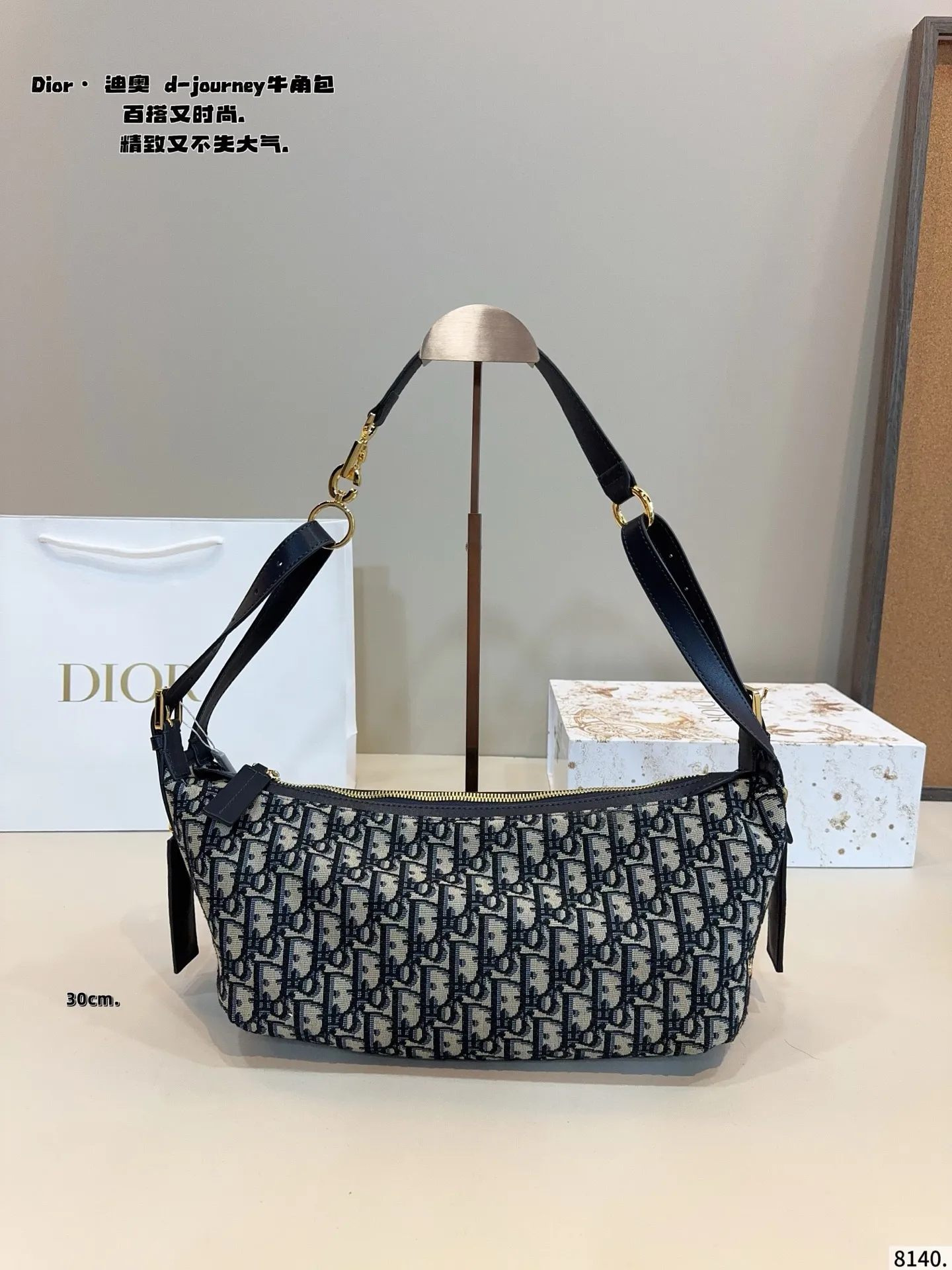 p220p215配礼盒🎁. 迪奥 dior Wander lust新款腋下包 方正的设计,复古的质感 藏蓝色老花作为Dior经典的颜色,搭配任何风格的衣服都毫无压力,四季皆宜。 既能满足日常出门逛街的容量,也可满足通勤上班的需要,时尚与实用兼具,材质耐磨又耐脏。尺寸:30*15*18/25*12*15cm