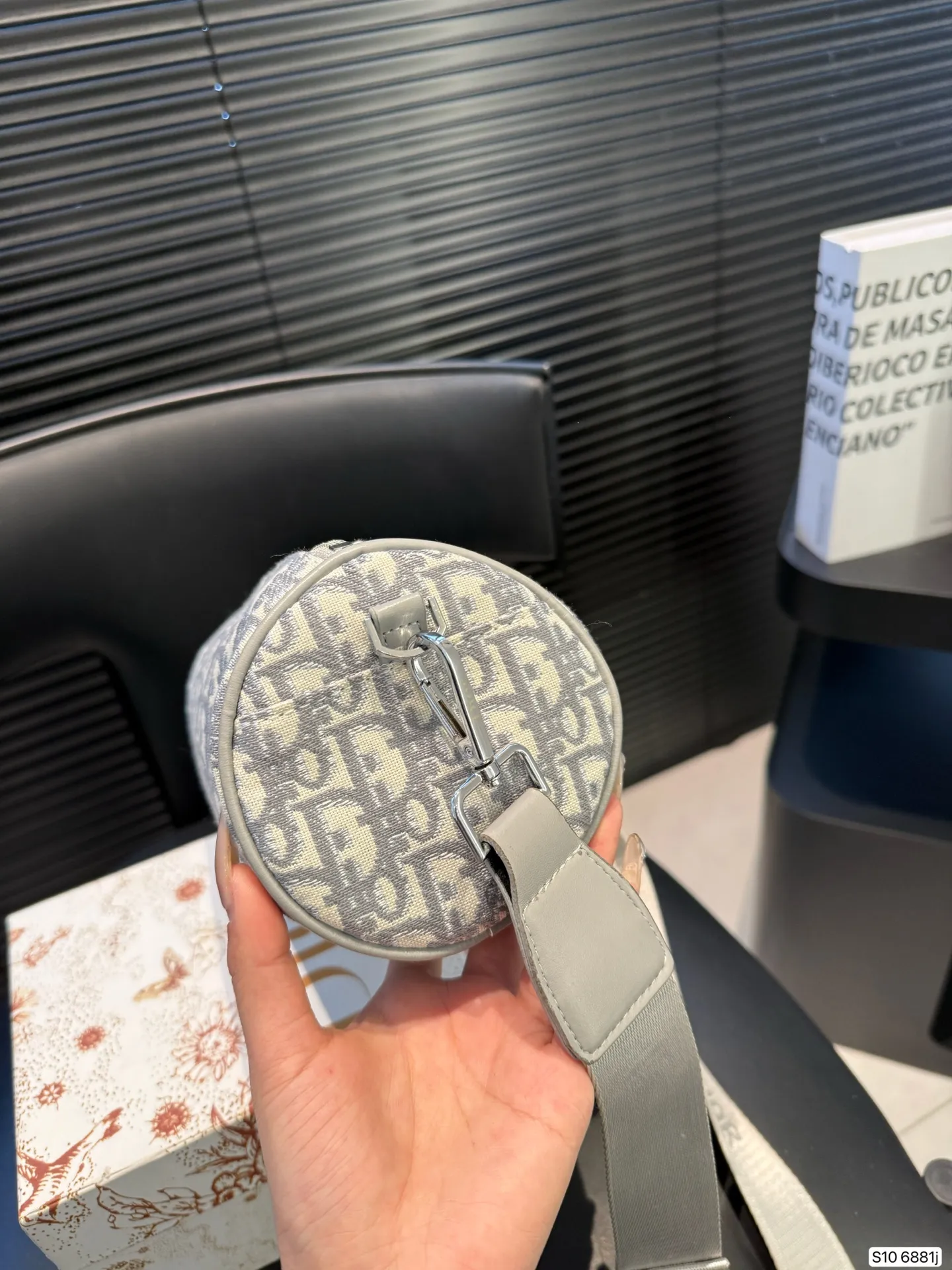 P100 配盒子 迪奥枕头包出货了💓超级百搭的胸包,肩背斜挎超级实用,系运动与时装皆可 超大容量 尺寸 :20 12 货号6881