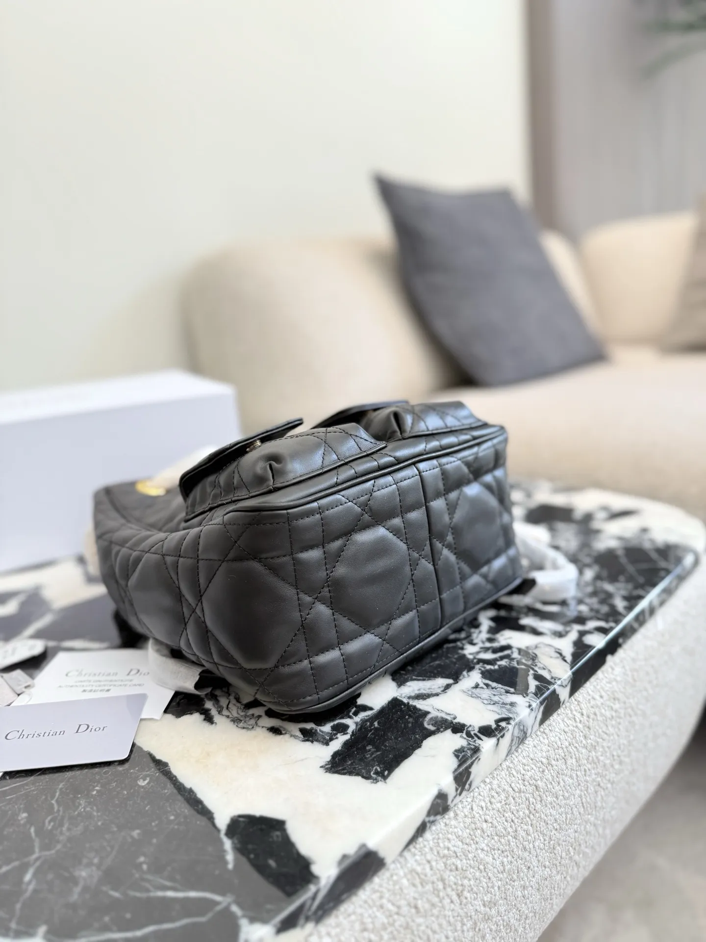 p305 原版牛皮 Dior 这两季的全新包型,从单肩包到双肩包 分别来自 25秋冬、26早春系列 的四款手袋,单肩包、双肩包都挺百搭实用。 只是 Voyage 有点幻视 Givenchy,D-Dream 有点形似香的 25。