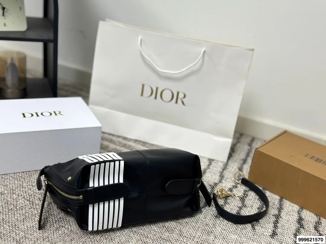 p270 配盒 迪奥Dior D-journey腋下饭盒包 包包百搭不挑人,上身是很清冷的感觉,妥妥气质美人,内衬干净,五金刻字清晰颜色好看又百搭 尺寸:26.12