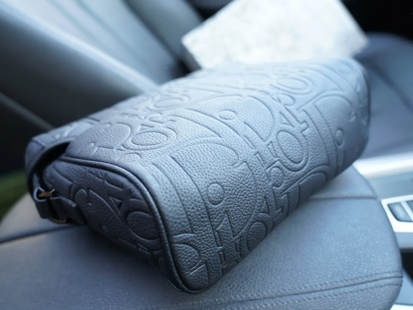 P160 🇫🇷 Dior 迪奥 官网同步 高版本 斜挎单肩背包 永恒不过时的标志性产品 纯原单牛皮 顶级五金制作 非市面普通版本 贸易公司订单货 全部实拍 实用性非常高 完全不用担心穿搭 配全套包装折叠盒【规格:25x19x8】