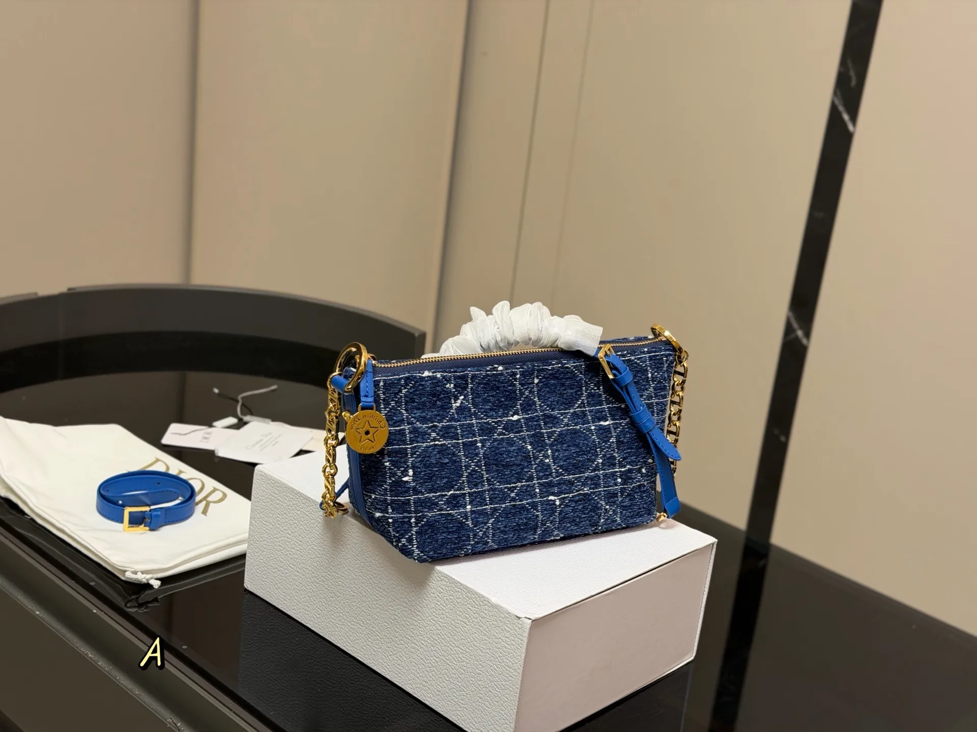 ¥180 配折叠盒飞机盒 size:22底宽*15cm 迪奥Nomad新品饭盒包 背出去被夸爆的hobo饭盒包!! 可以实现一包多用啦! 赠送加长肩带! 🉑腋下🉑斜挎