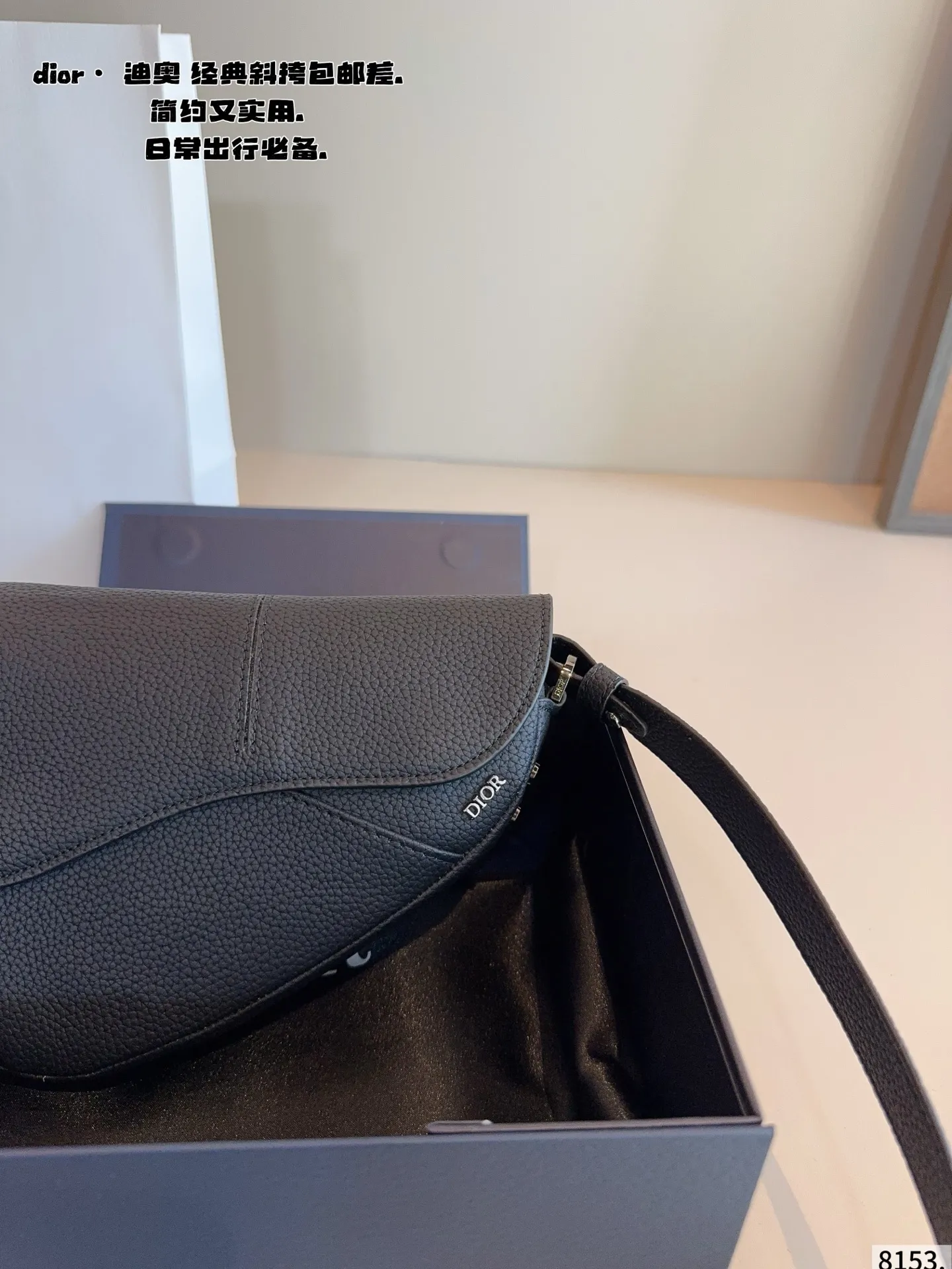 p180配礼盒🎁 Dior/迪奥 新款 男包系列的相机包实在帅la~ 简单有质感的设计对于日常即使不爱穿搭的男生都很友好 基础款搭配起来也能提升整体时髦度实用又很高级 尺寸 :18*4*15cm