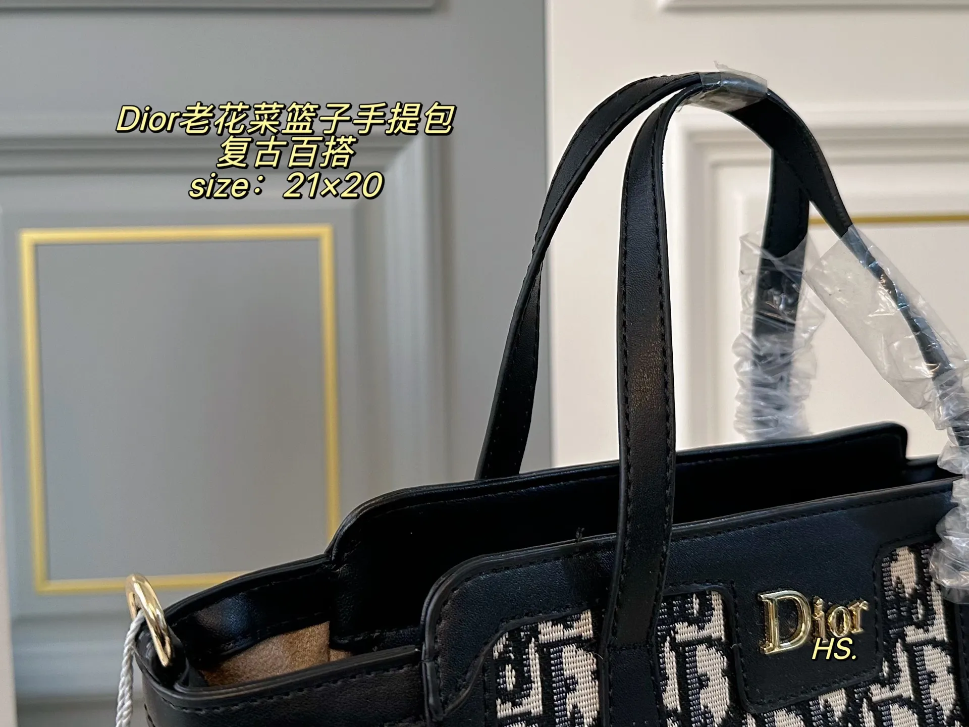 P115（无盒） size：21&times;20 DIOR迪奥新款老花菜篮子手提包❤️ 全面包身布满精致刺绣～ 立体的全刺绣具有纹理感～ 浮雕效果细腻美观，辨识度高！ 复古风满满，精致又耐看❗️