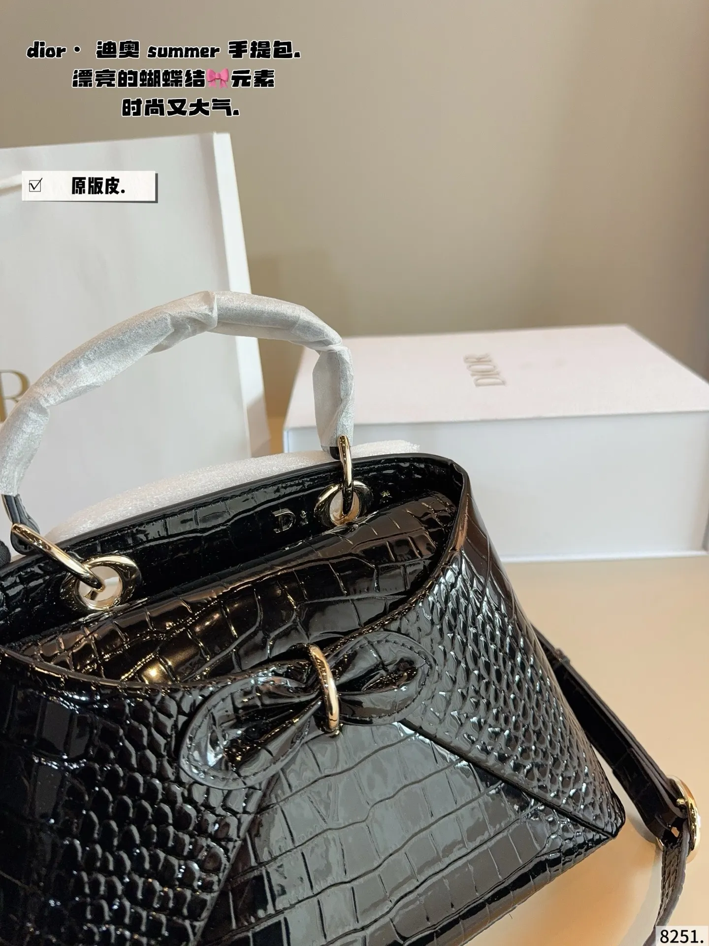 p275配礼盒🎁. Dior summer 26秀场直击📸 秀场直击新款包包👛 漂亮的蝴蝶结🎀元素 Anderson 的迪奥首秀赢了 容量非常可，日常通勤都没问题 可咸可甜 质感满分 工艺非常讲究 细节立体感拉满尺寸：25*10*18cm