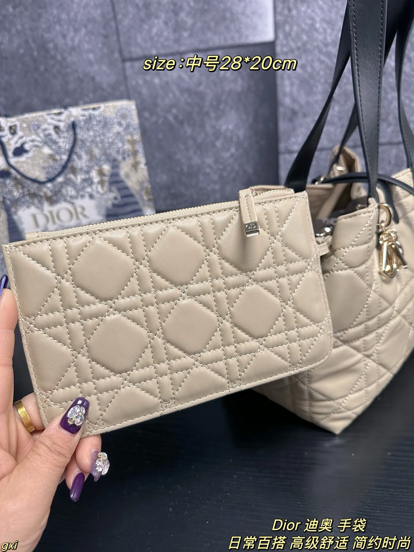 大号P170 中号P160 小号P150 Dior 迪奥 手袋 这款Dior Toujours 手袋发布秀精彩亮相,休闲实用的设计别具一格.采用白色牛皮革精心制作,饰以超大藤格纹缉面线,宽敞的内部隔层搭配小袋,可整齐收纳各种日常用品,另有CD Lock 字母D旋钮式开合,可调节两侧,提升格调.皮革手柄带有可调节细节细节,可轻松手提. CD Lock和系带开合 DIOR吊饰 可拆卸内部小袋 可调节皮革手柄 大号尺寸:37*27cm 中号尺寸:28*20cm 小号尺寸:23*15cm