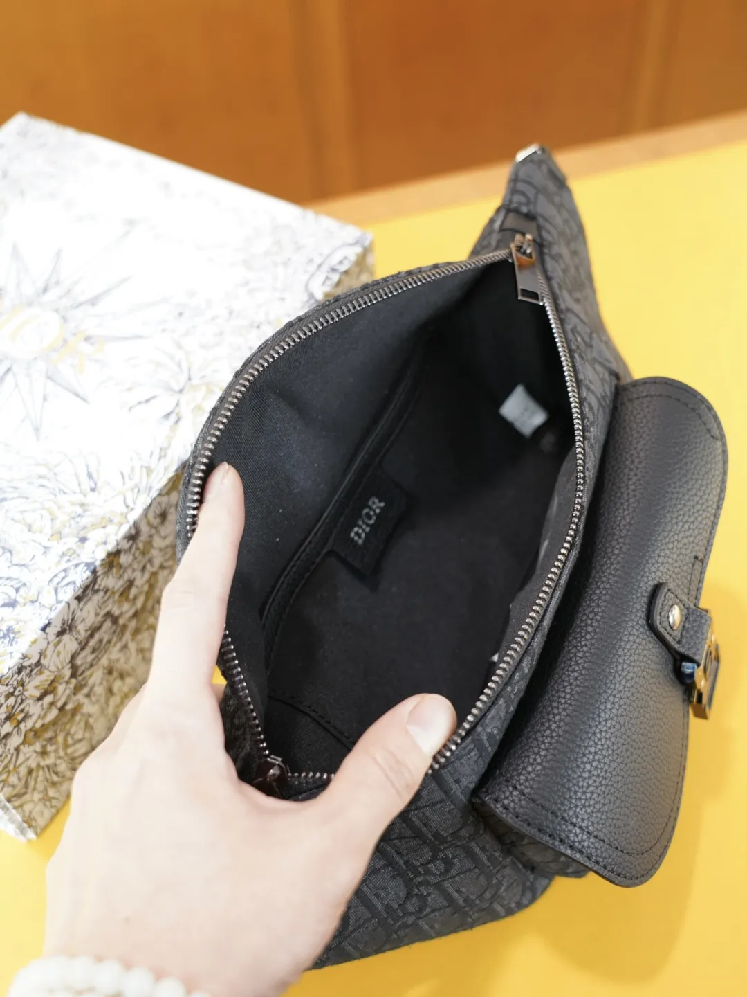 P130 🇫🇷 Dior 迪奥 官网同步 高版本 胸包 腰包 永恒不过时的标志性产品 纯原单布料 配牛皮 顶级五金制作 非市面普通版本 贸易公司订单货 全部实拍 实用性非常高 完全不用担心穿搭 配全套包装折叠盒 【规格:38x16x4】
