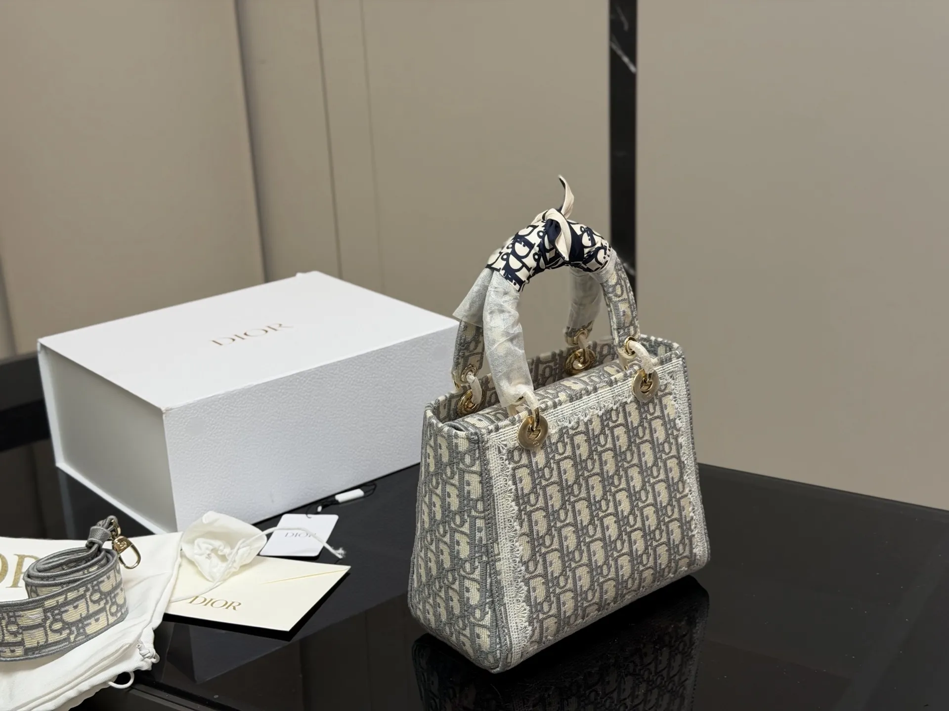 &yen;295 配折叠盒 size：24*20cm 迪奥 刺绣戴妃包 现代休闲且优雅 刺绣宽肩带 特别！特别！！！