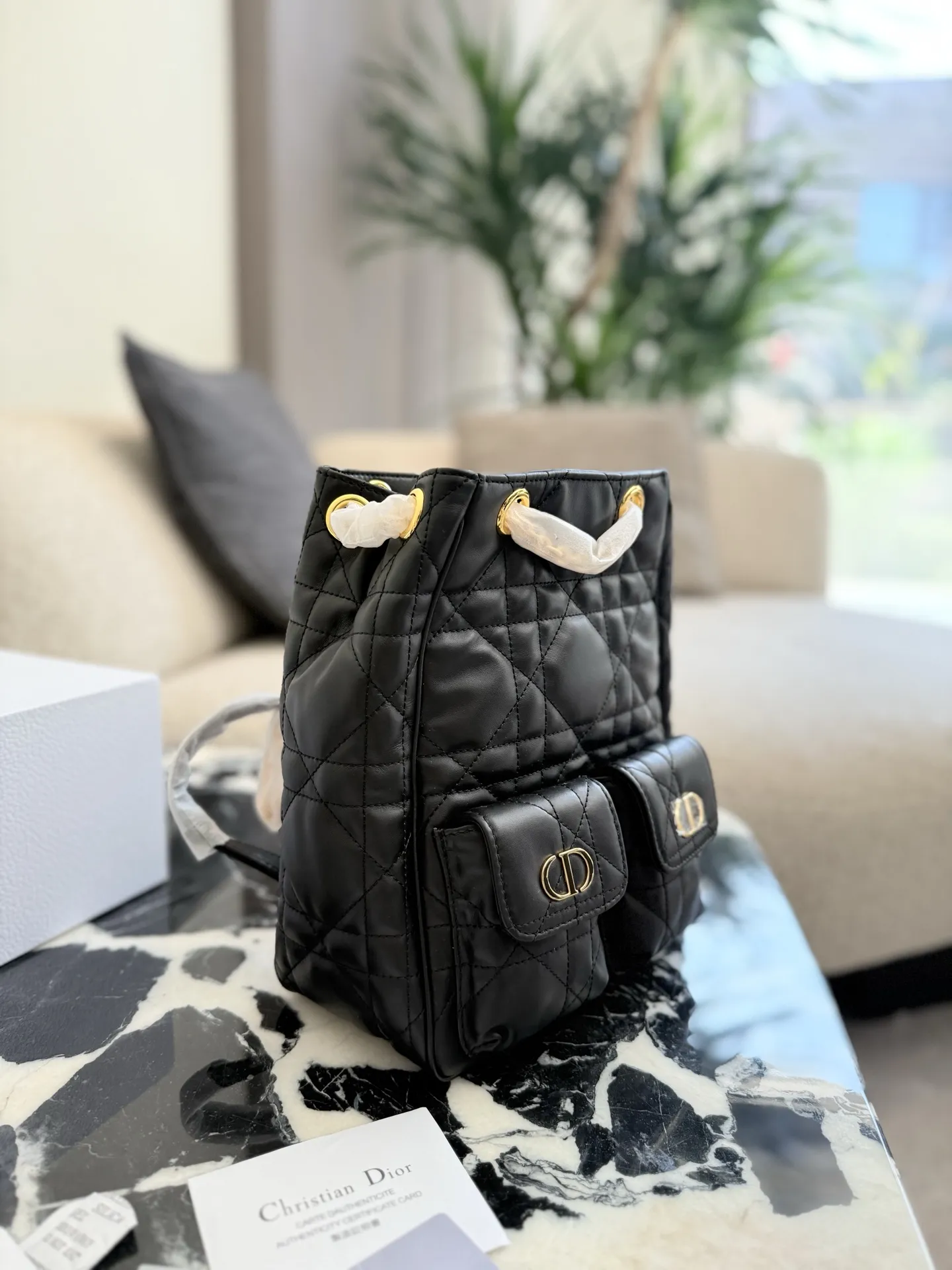 p305 原版牛皮 Dior 这两季的全新包型,从单肩包到双肩包 分别来自 25秋冬、26早春系列 的四款手袋,单肩包、双肩包都挺百搭实用。 只是 Voyage 有点幻视 Givenchy,D-Dream 有点形似香的 25。