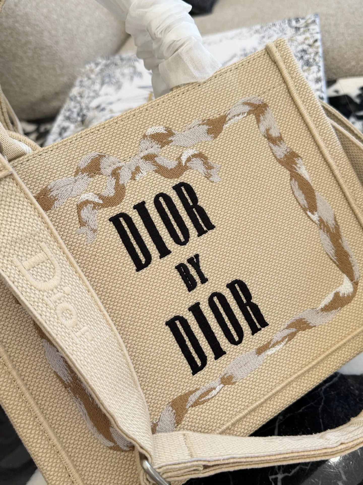 p200p235 顶级原单 从经典Book Tote的新面貌，到带有复古质感的斜挎包、手拿包，每一款都融合了迪奥的高雅基因与Jonathan Anderson独有的创意视角。 在保留品牌标志性廓形的基础上，注入更轻盈、更具功能性的细节设计。小型手袋则以层次感织物与全新迪奥LOGO提升辨识度，展现刚柔并济的现代风格。 25cm36cm配盒子