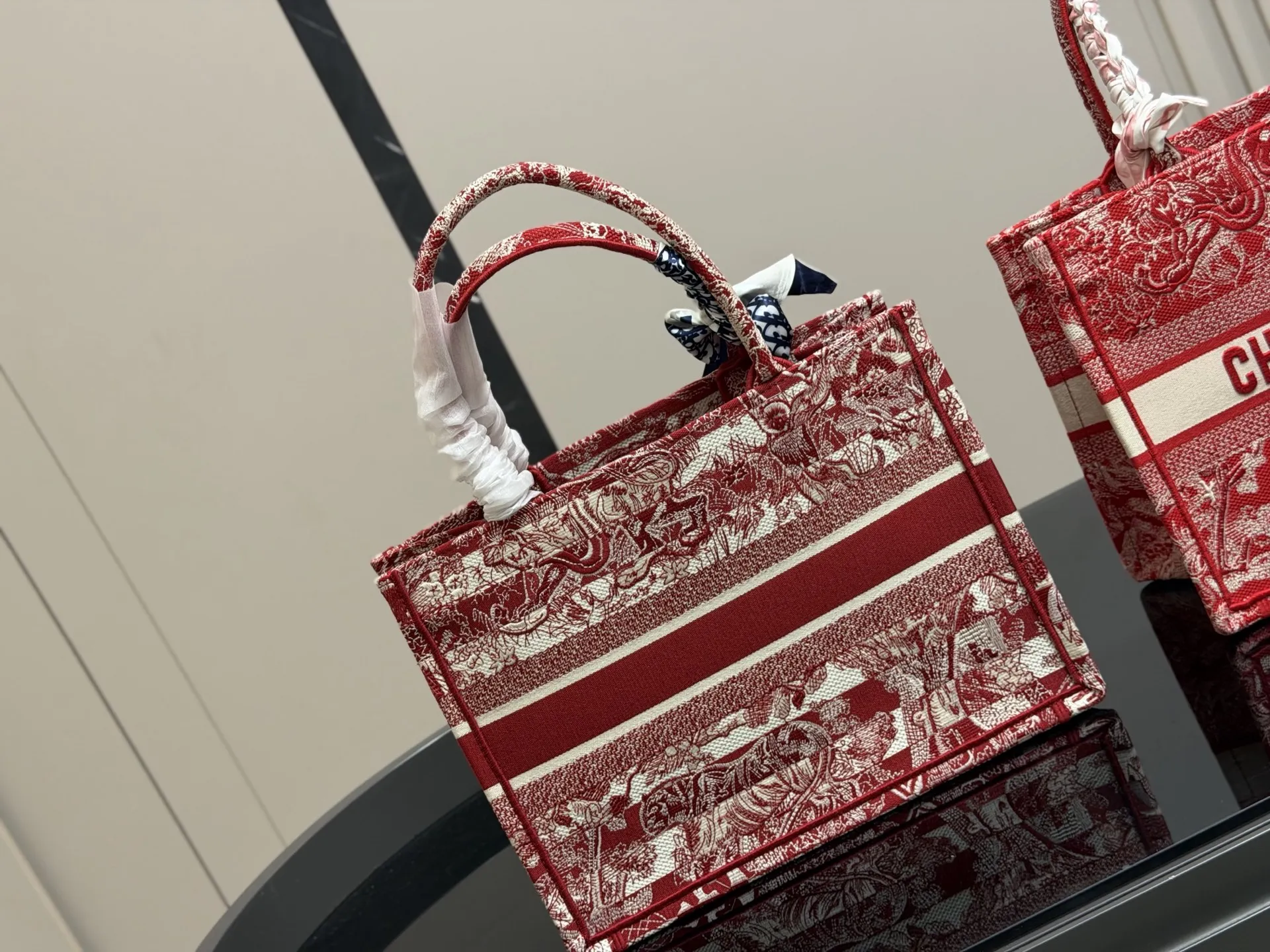 &yen;180 配盒丝巾 Dior 原版布提花 Dior book tote今年最喜欢的一款购物袋 tote我用的次数最多的包 迪奥因为容量超级大 不管什么东西都向里面放 当然凹造型也是必须有 尺寸:中号36cm