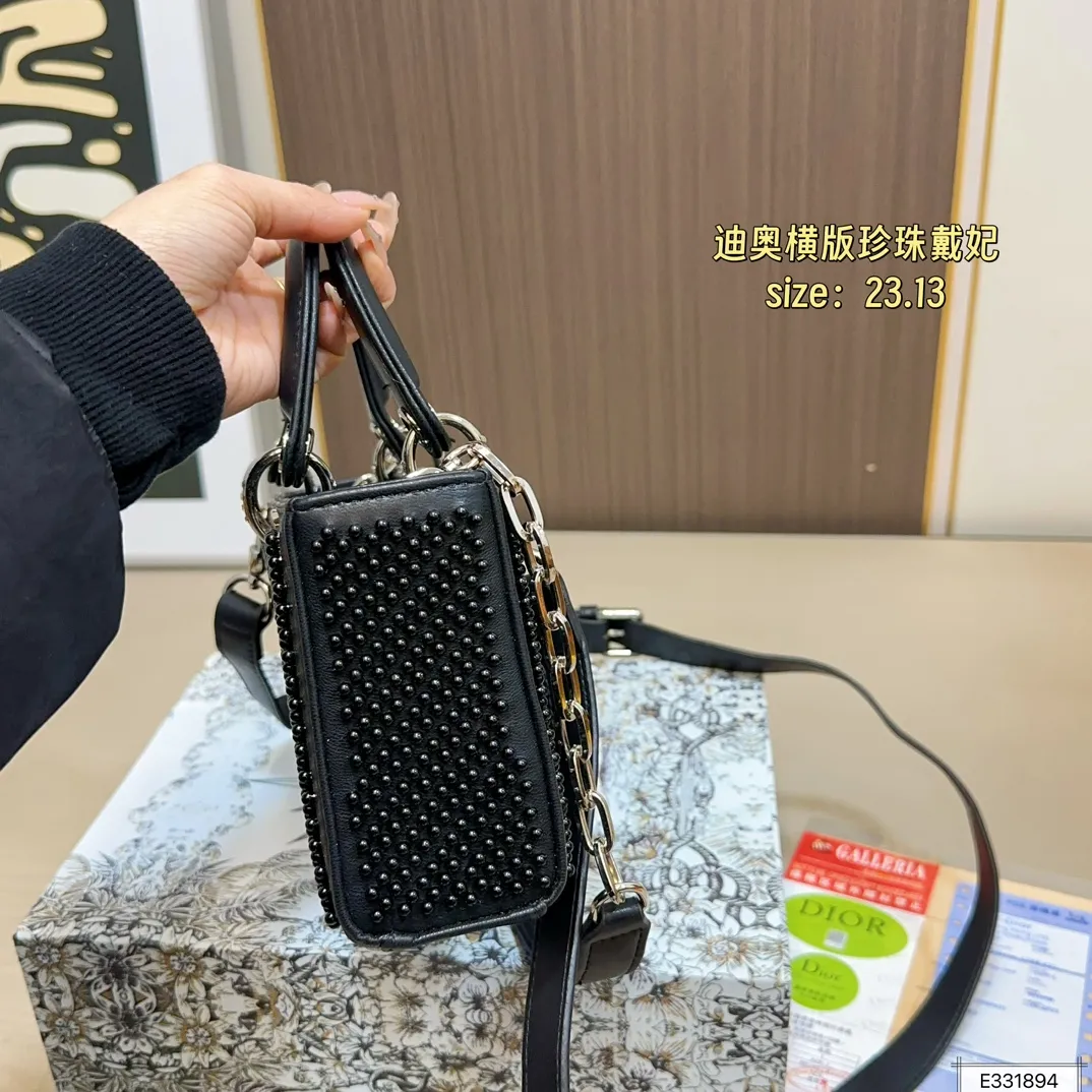 💰210 配折叠盒⚠️尺寸23.13 迪奥 珍珠横版戴妃包 DIOR 这款包不仅优雅,还加入了铆钉设计,瞬间变得个性十足,真是不得了! 艺术感满满!打破娇贵形象的设计,甜美又酷炫,简直绝了!