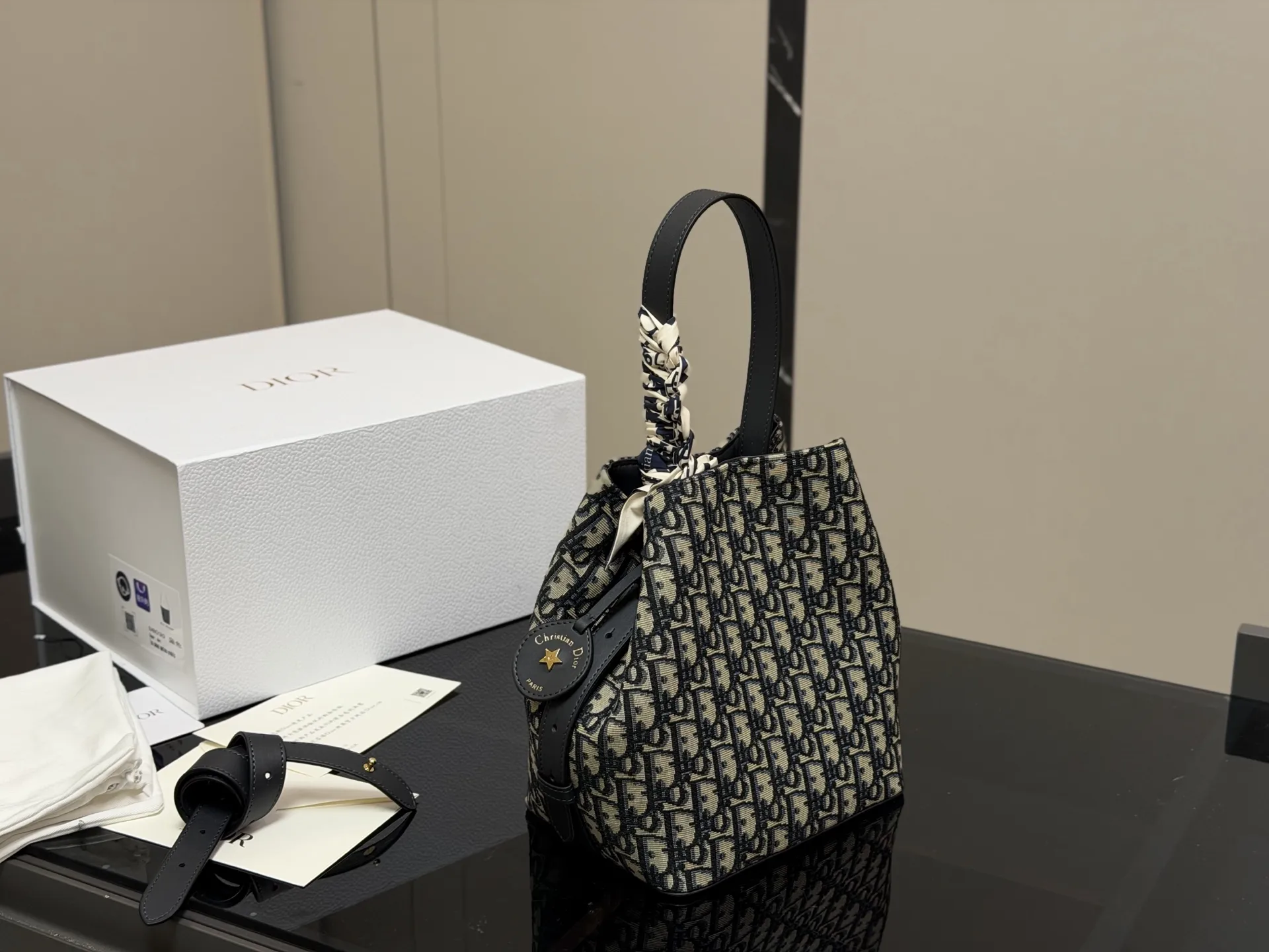 &yen;170 配盒 size：20*24cm 迪奥star 老花水桶包 今年好喜欢背水桶包，兼具了高智感和实用性~配上入秋百搭风衣，一切都是那么的恰到好处，随随便便都出片!