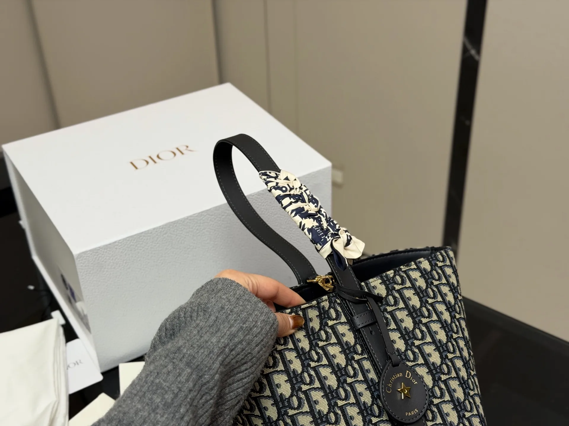 ¥170 配盒 size:20*24cm 迪奥star 老花水桶包 今年好喜欢背水桶包,兼具了高智感和实用性~配上入秋百搭风衣,一切都是那么的恰到好处,随随便便都出片!