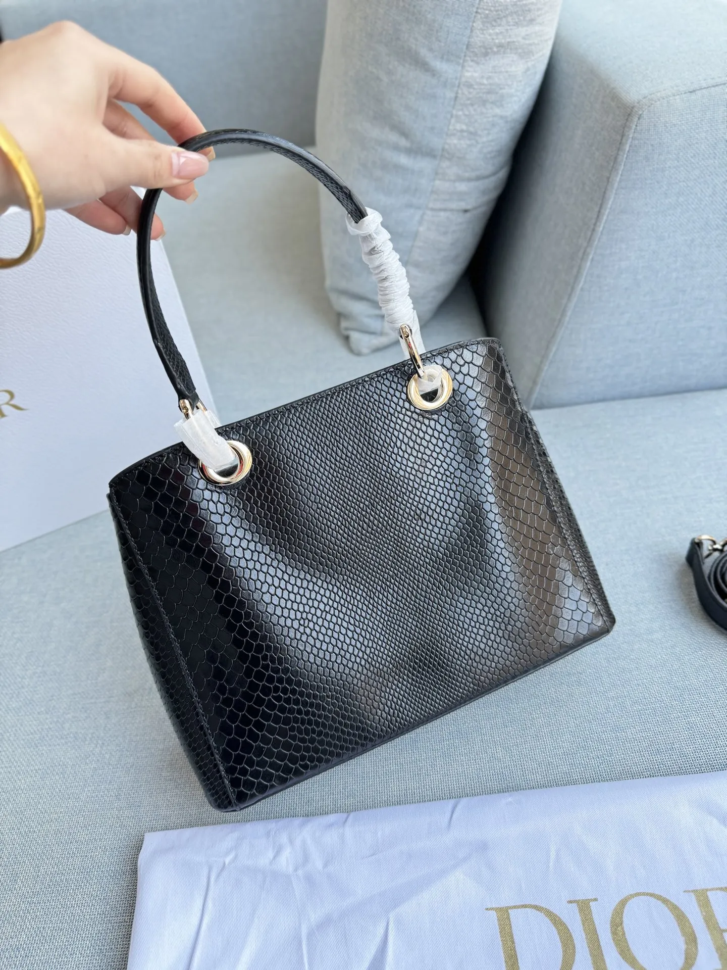💰300 全套礼盒 size:28×22 DIOR迪奥 蛇纹 蝴蝶结手提包 单肩包 JWA设计焕然一新! 设计感满满的手提包 好喜欢这季的“克拉巴特”领结 采用皮,纹理清晰,质感满分+。 手提或斜挎都很OK,兼具实用与时尚感。