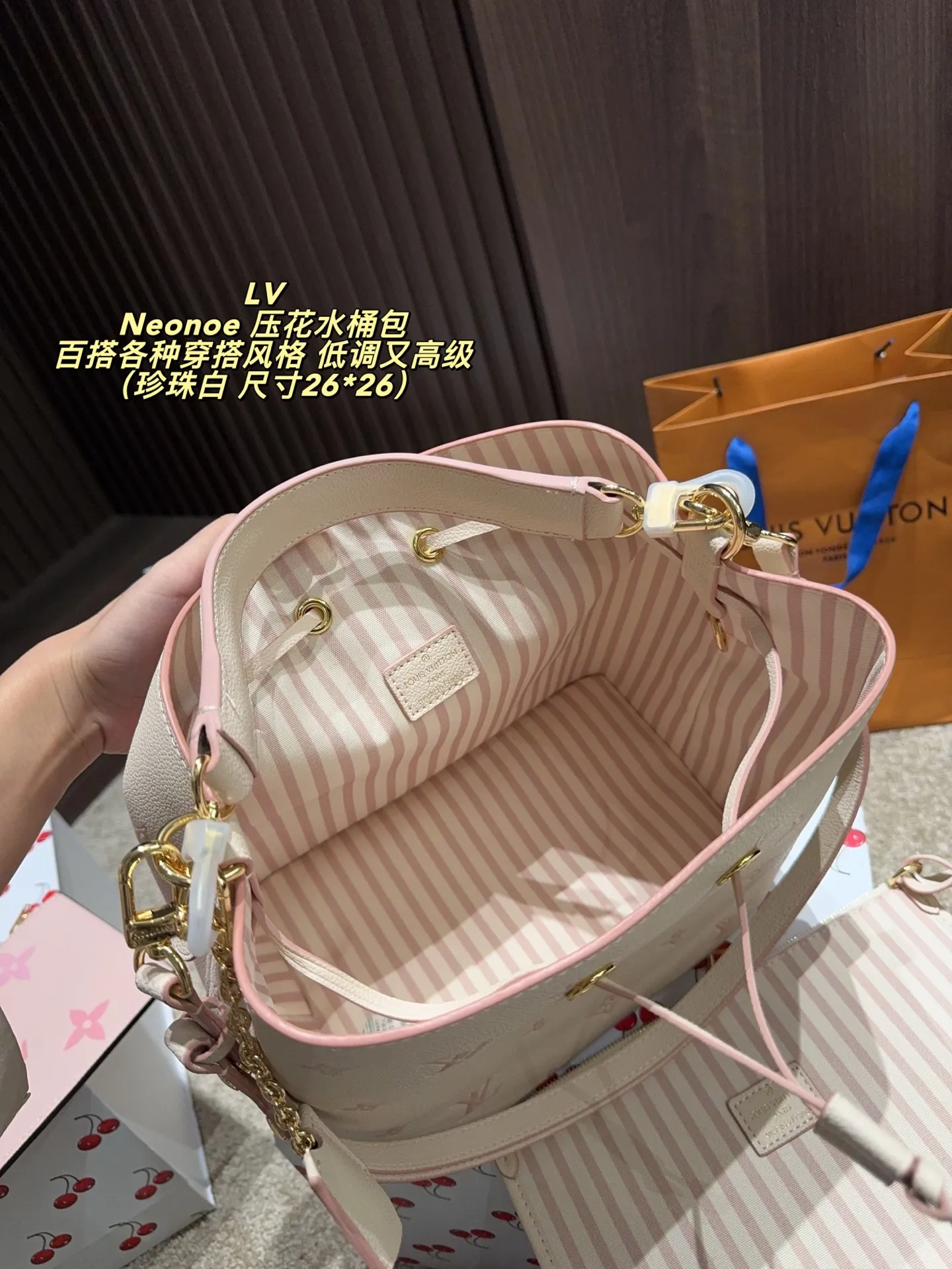 P210配折叠盒⚠️尺寸26*26 LV Neonoe 压花水桶包 采用Monogram Empreinte牛皮，柔软耐磨，经典老花图案＋黑色配色，低调又高级。容量适中，通勤休闲都OK。可拆卸子母包设计，灵活收纳，肩带可调节，支持手提、肩背、斜挎多种背法，实用又时髦！黑色越看越耐看，百搭各种穿搭风格