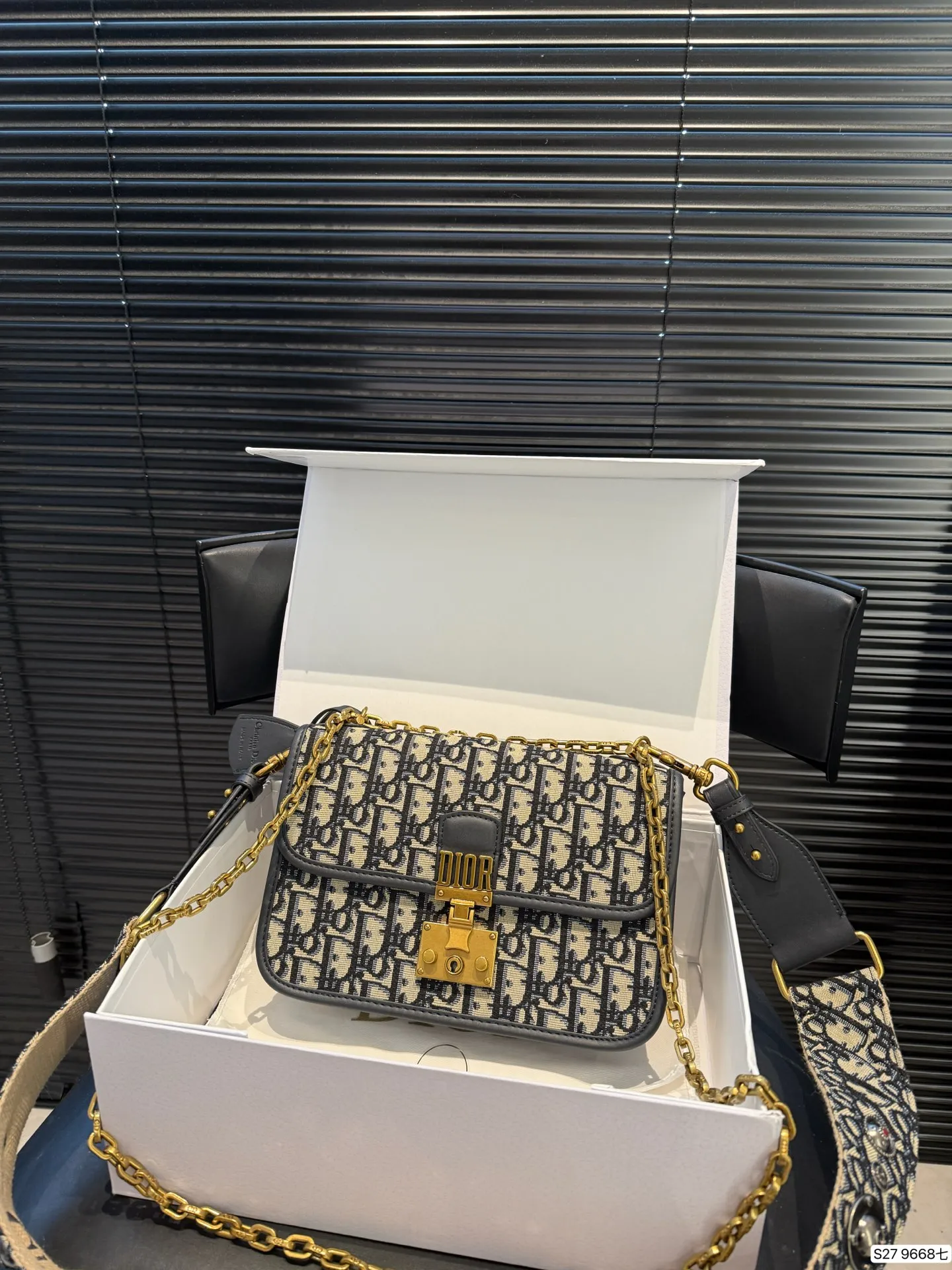 P185 配折叠盒子 迪奥马鞍包信封包链条包 简约大气风格 更加轻盈 可轻松驾驭各种风格 尺寸24 17 货号9668
