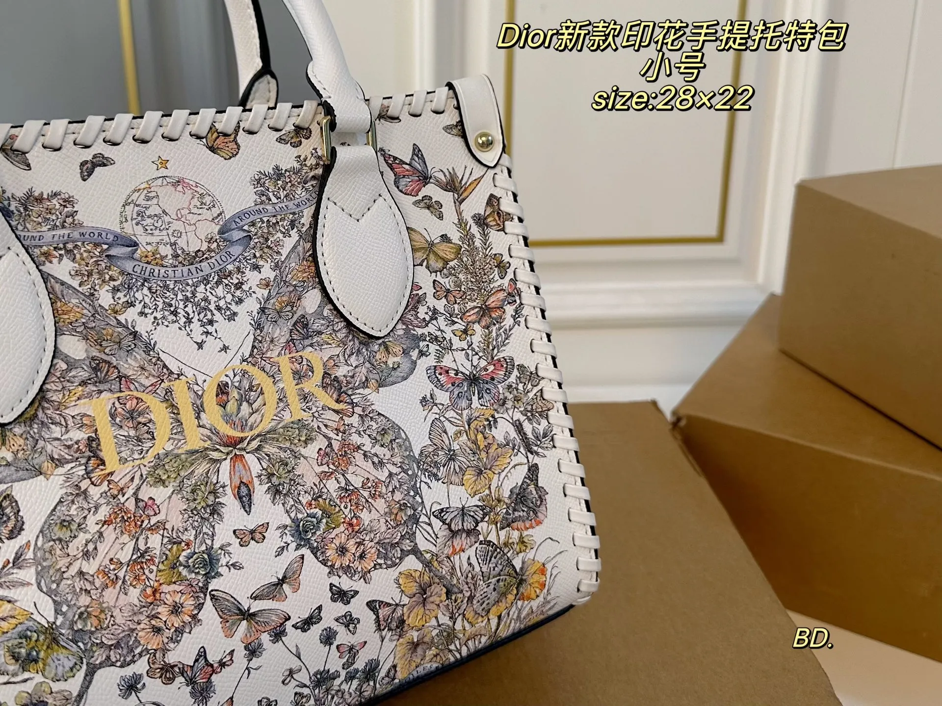 P180小号(无盒) size:28×22小号 DIOR迪奥新款印花手提托特包❤️ 皮线包边新款超级百搭托特包 旅行 妈咪包选它超实用~ 复古又精致,看不腻的美貌 轻便实用,上班族的通勤包‼️