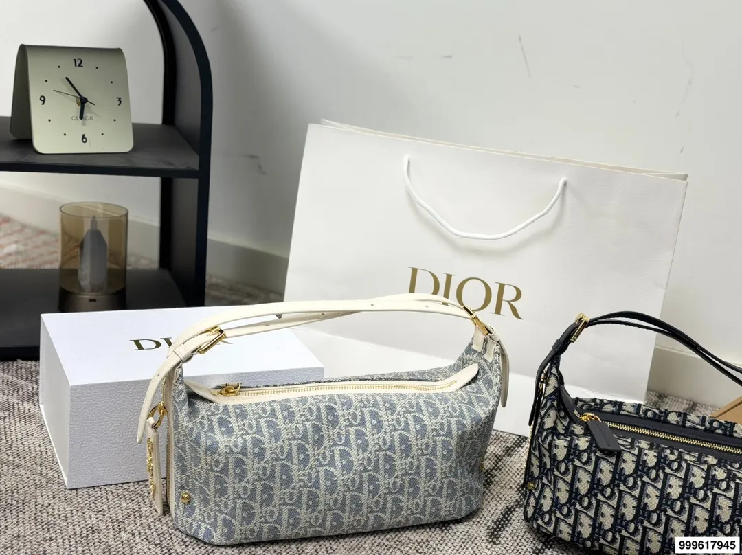 P215 配礼盒。 迪奥旅行包 被 Dior新款流浪包美到失语!背出去,谁还看路啊!时尚圈顶流Dior新款流浪包,把高级感狠狠拿捏住了,背上秒变街拍女王。 富家千金同款Dior新款流浪包,一眼万年,背着它,你就是人群焦点尺寸:25 13