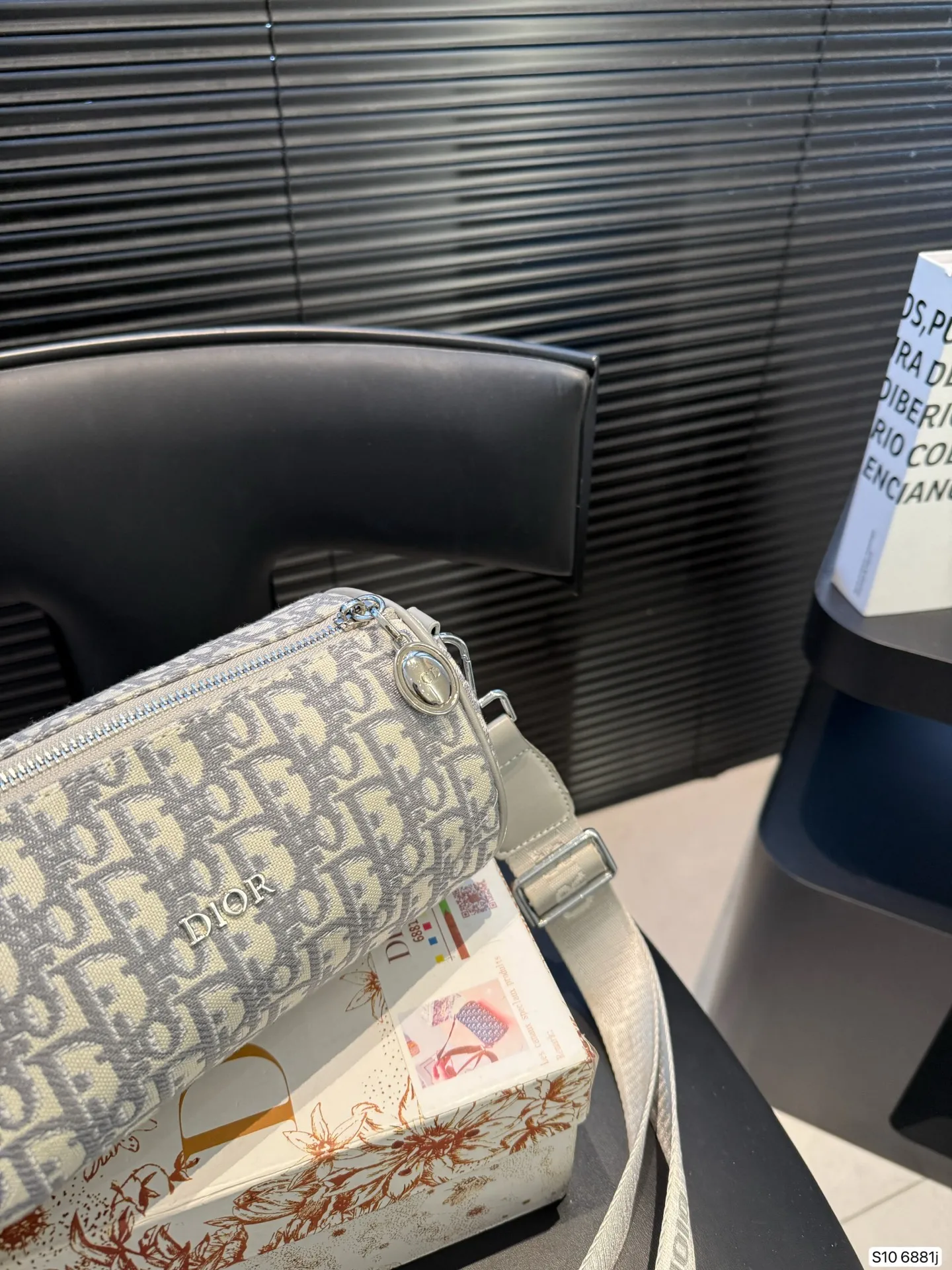 P100 配盒子 迪奥枕头包出货了💓超级百搭的胸包，肩背斜挎超级实用，系运动与时装皆可 超大容量 尺寸 ：20 12 货号6881