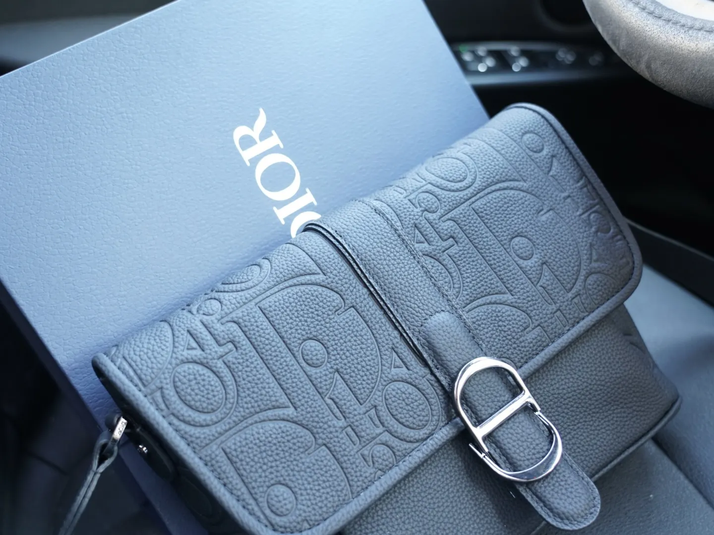 P230🇫🇷 Dior 迪奥 官网同步 高版本 斜挎单肩背包 永恒不过时的标志性产品 纯原单牛皮 顶级五金制作 非市面普通版本 今年最爱的款式 全部实拍 实用性非常高 完全不用担心穿搭 配全套包装折叠盒 【规格:25x20x8】