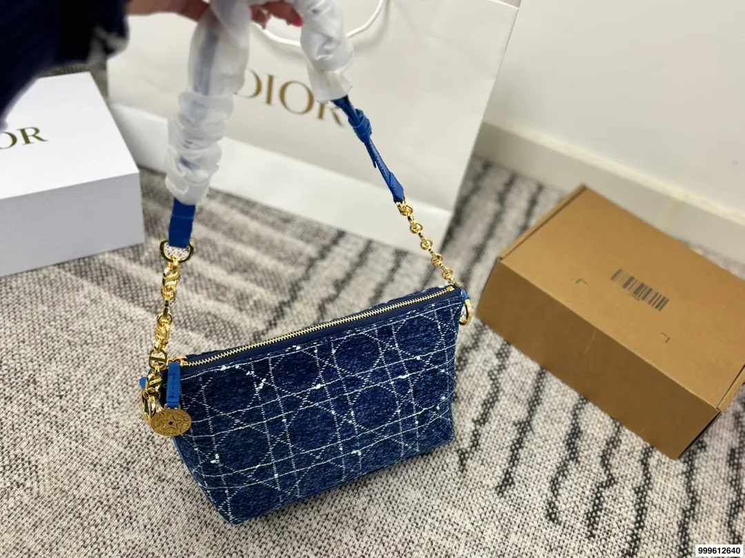 P180 礼盒🎁 size: 22.14 迪奥 Dior star Hobo 饭盒包 轻松演绎复古时髦 包型挺阔,简约而不简单不需要过多的装饰,日常搭配西装和T恤,就能将高级感体现的淋漓尽致!