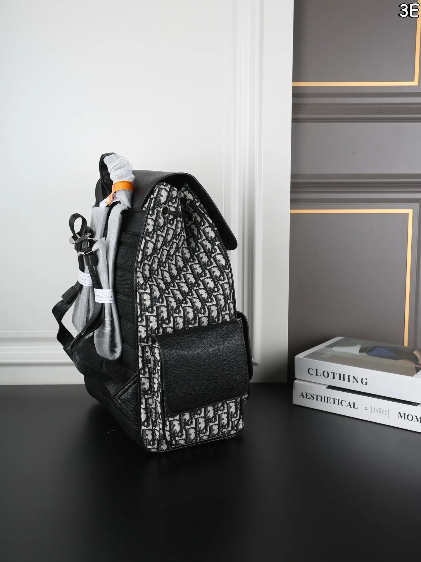 P170 DIOR迪奥 Saddle 老花满印 书包背包双肩包 荔枝纹牛皮拼接，低调奢华质感满分。 翻盖抽绳设计，安全又有细节感。 通勤旅行都很OK!肩带可调节，背部加垫网眼织物，背着舒适不累 。 附防尘袋，实用又时髦! 尺寸：26&times;41