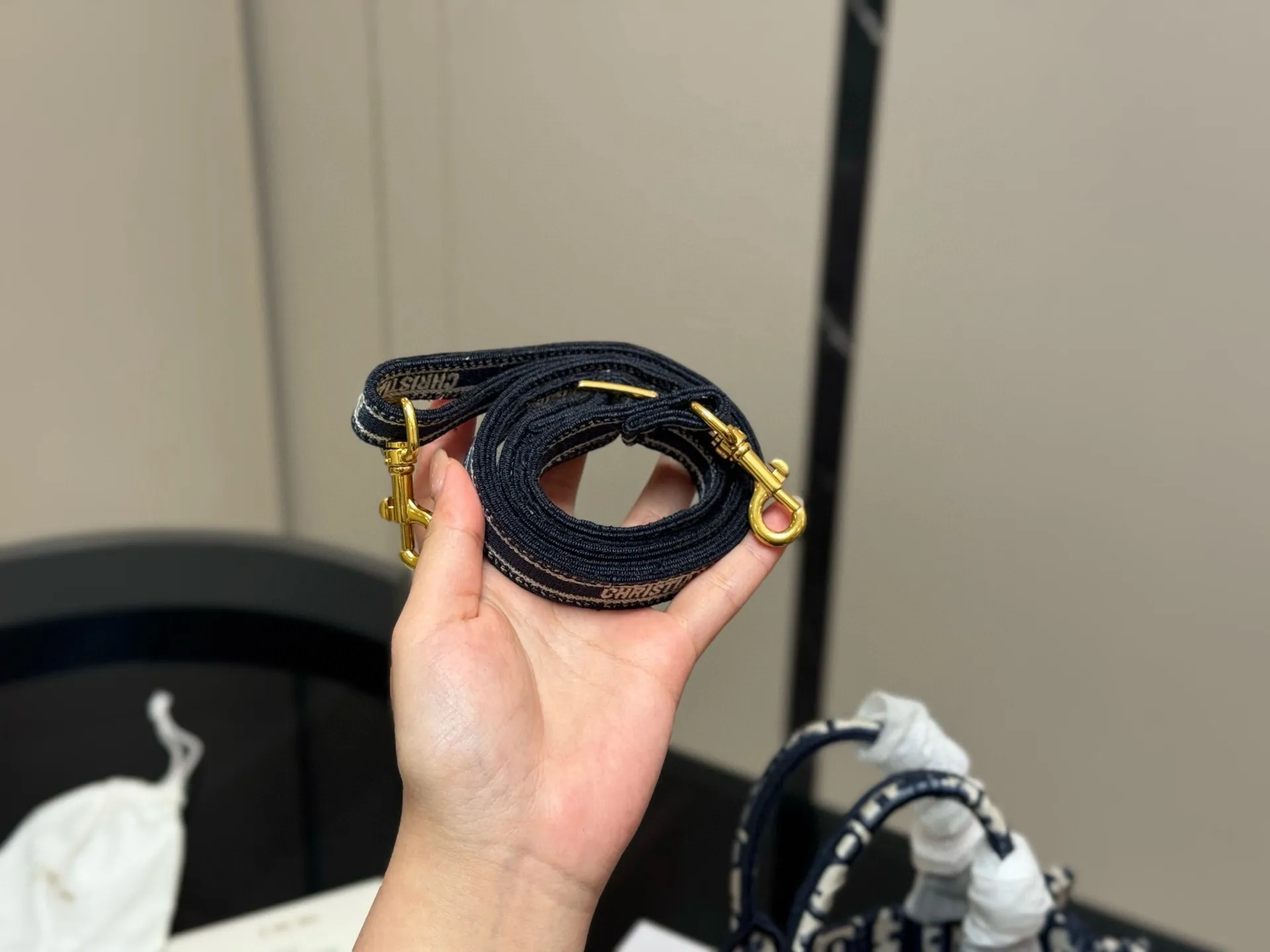 ¥215 新版配肩带 Dior 原版布提花 Dior book tote今年最喜欢的一款购物袋 tote我用的次数最多的包 迪奥因为容量超级大 不管什么东西都向里面放 当然凹造型也是必须有 尺寸:21.5cm 配盒