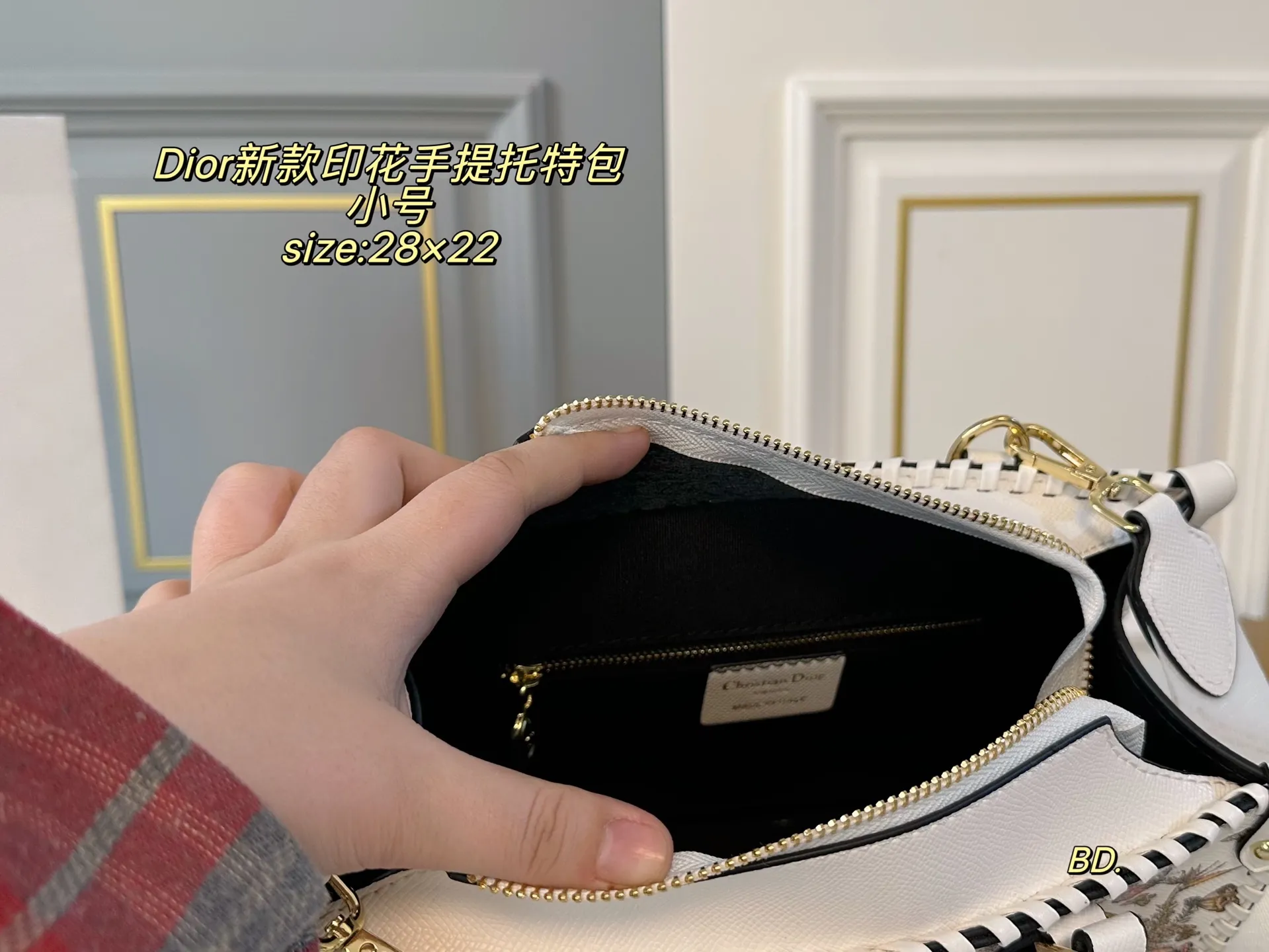P180小号(无盒) size:28×22小号 DIOR迪奥新款印花手提托特包❤️ 皮线包边新款超级百搭托特包 旅行 妈咪包选它超实用~ 复古又精致,看不腻的美貌 轻便实用,上班族的通勤包‼️
