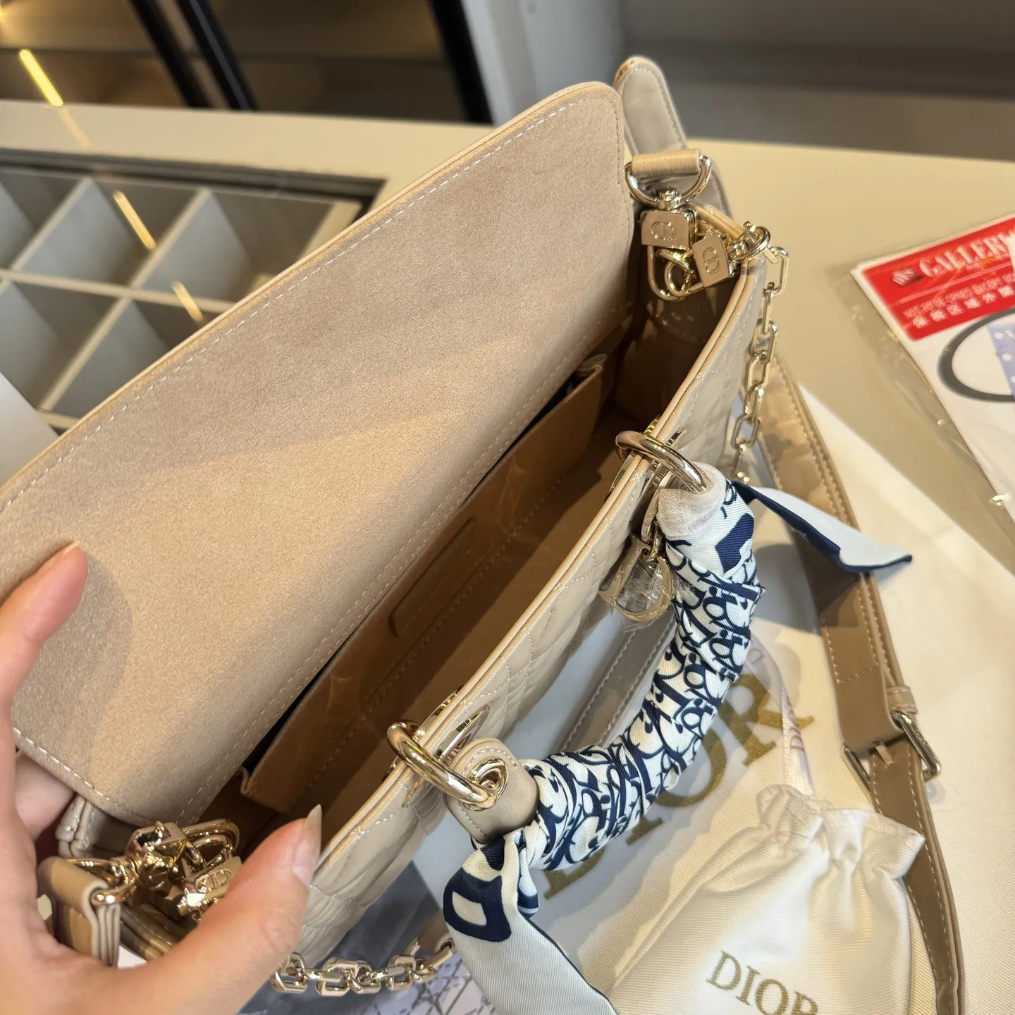 🅿️205～🅿️225～🅿️235✅新品推荐🔜 顶级货🔥赠送原版星星挂件🌟赠送原版丝巾‼️DIOR迪奥专柜同款小羊皮菱格💎横版戴妃包👍配长短两条肩带👍Lady Dior彰显品味！走到哪都是回头率👍采用顶级复刻原版五金！品质堪比正品！🎁原版折叠礼盒包装（size：迷你16.5*10 小号22*11 大号26*13）